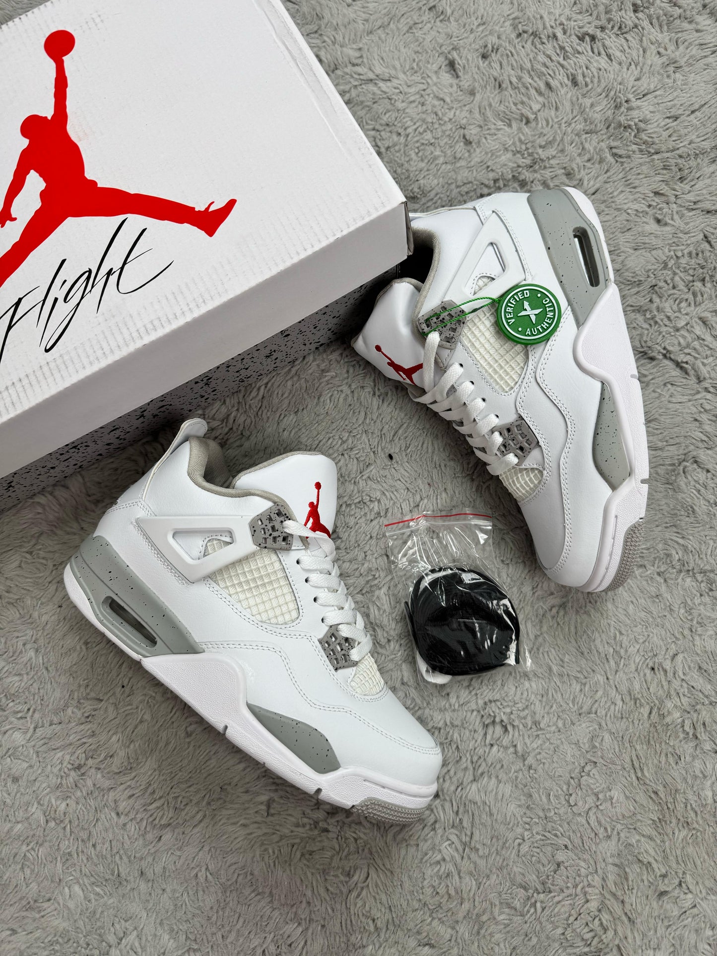 Jordan 4 blancas detalles grises logo rojo