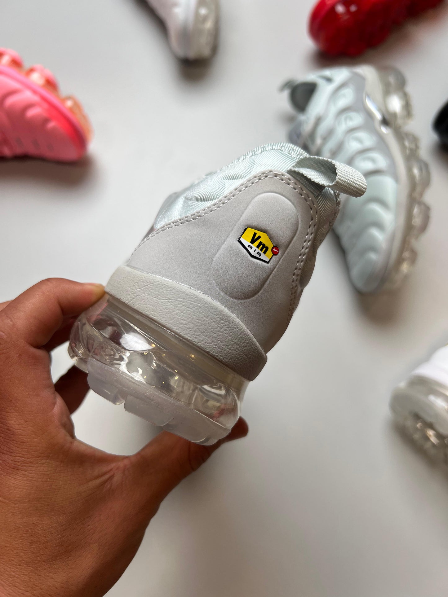 Vapormax grises plateado