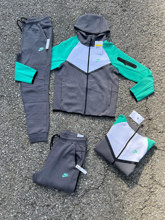 Nike tech gris y blanco logo verde agua