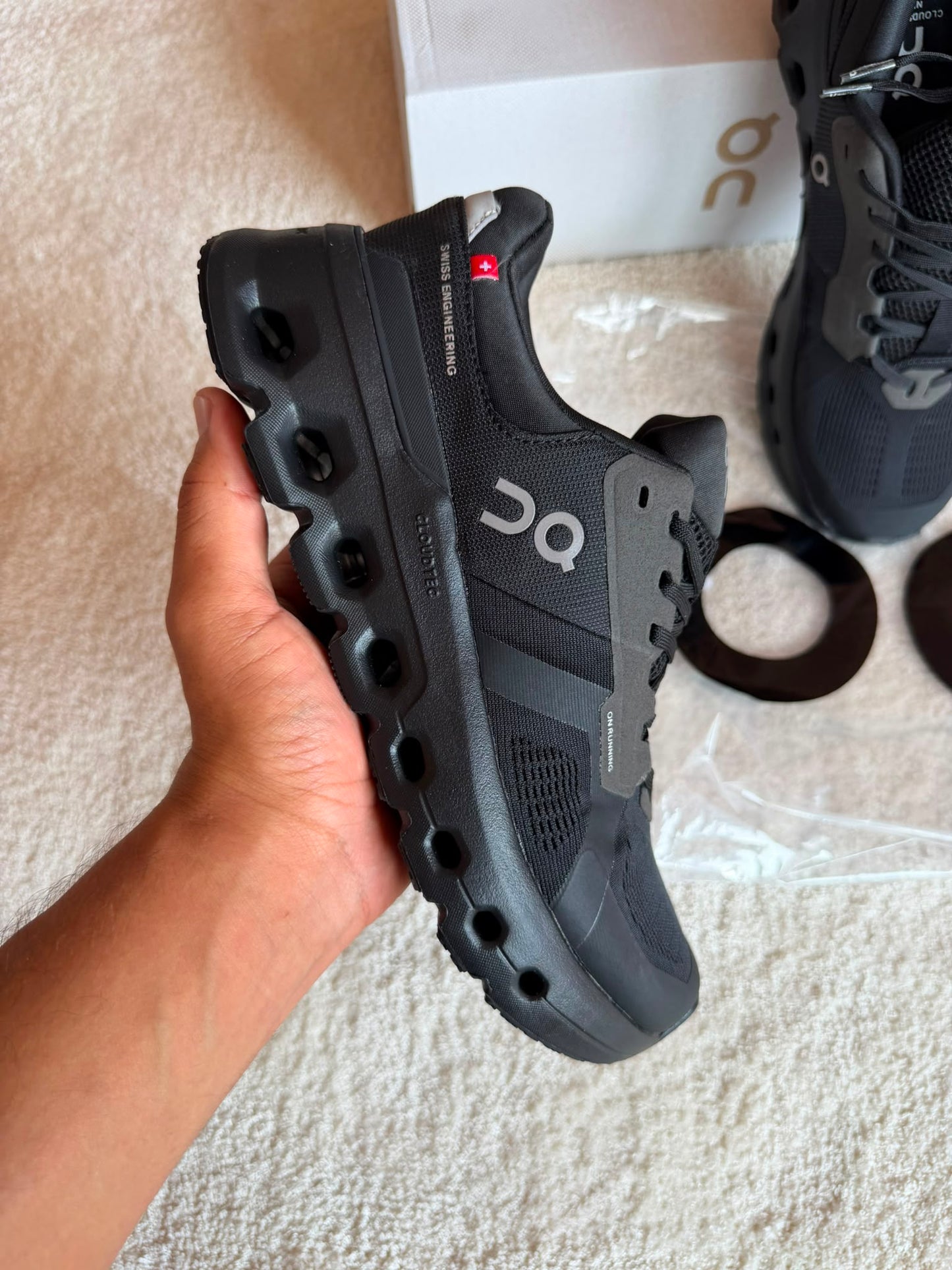 Zapatillas On Running CLOUDTILT negras logo gris