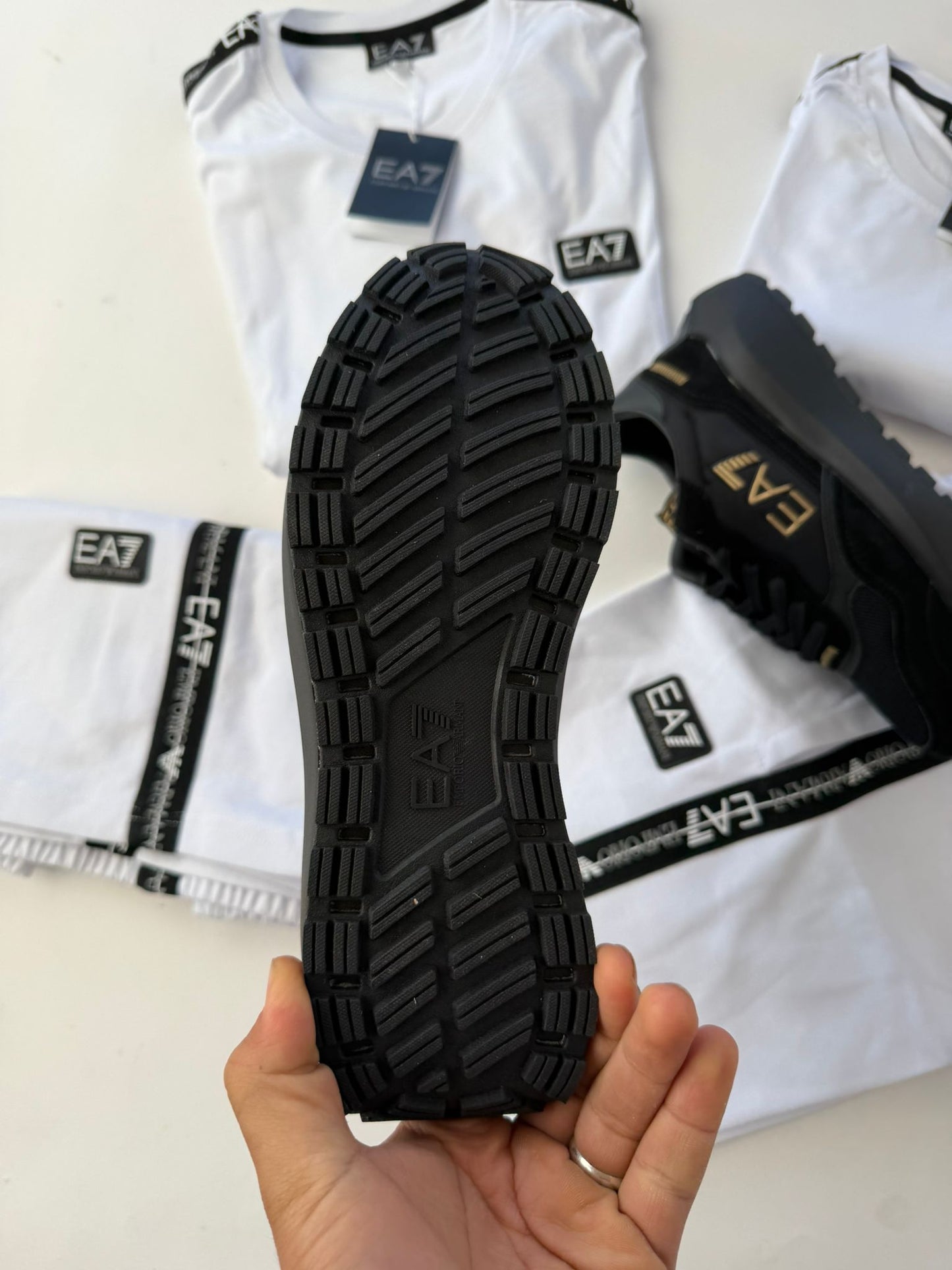 Armani negras logo dorado