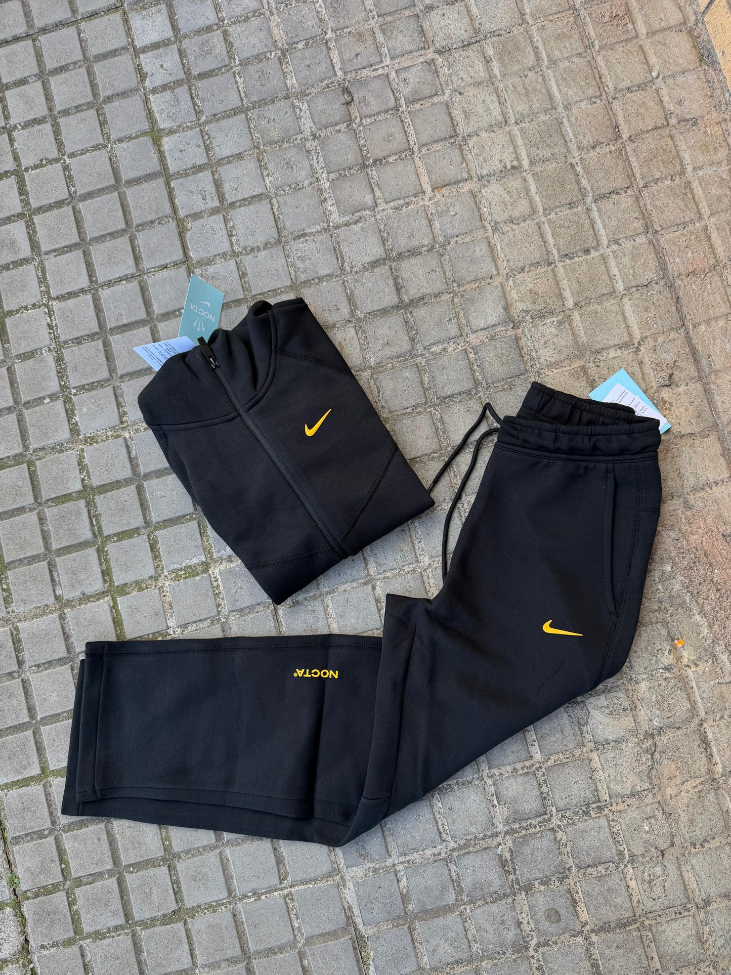 Nike tech negro logo amarillo x NOCTA