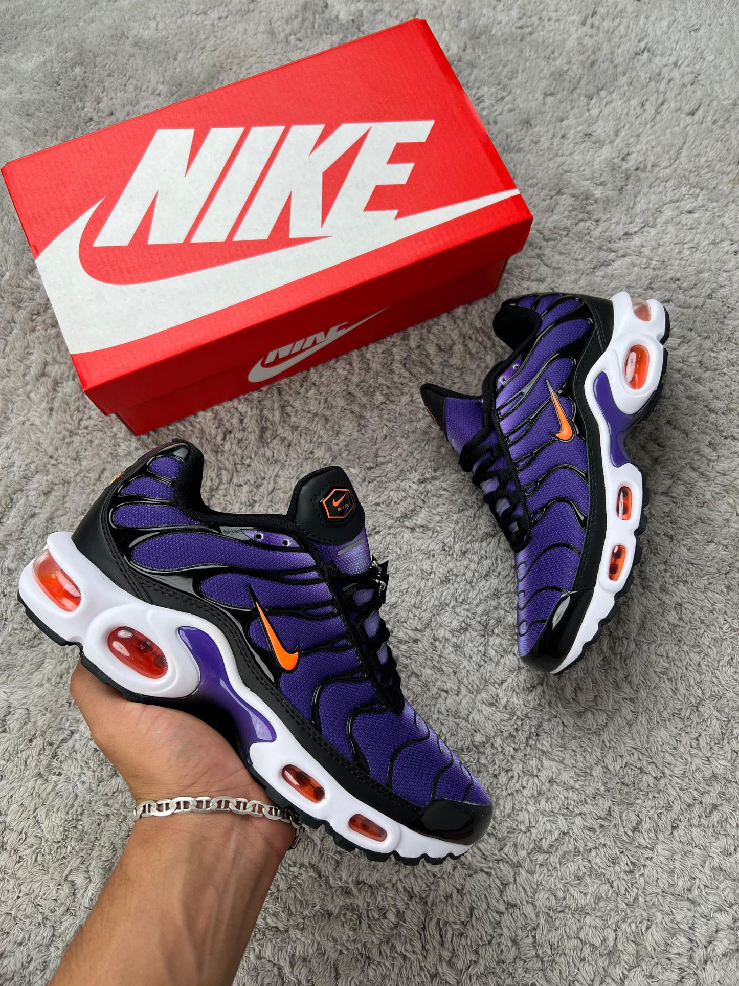 NIKE TN morada detalles negros logo naranja