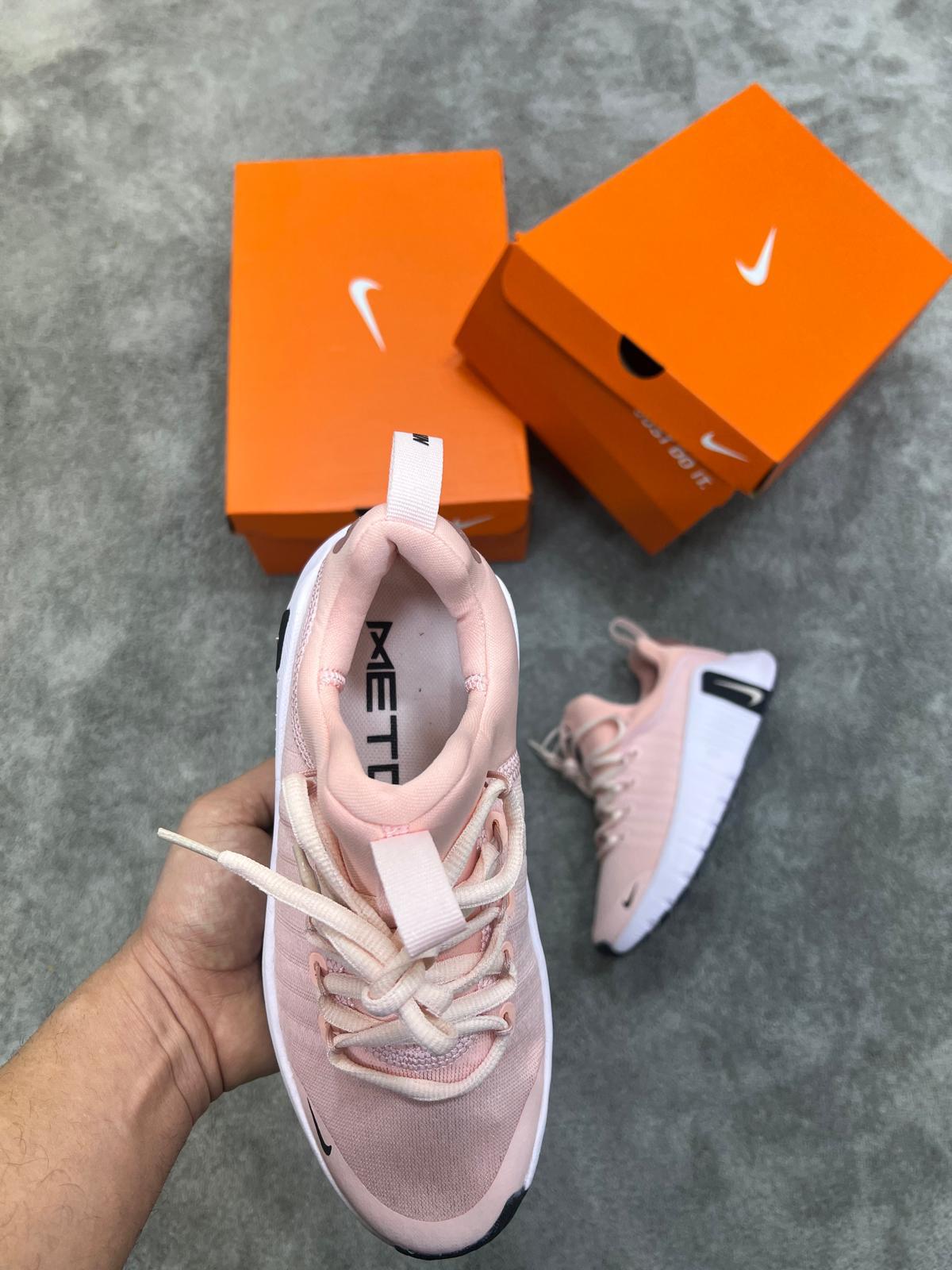 Nike Free Metcon rosa logo negro