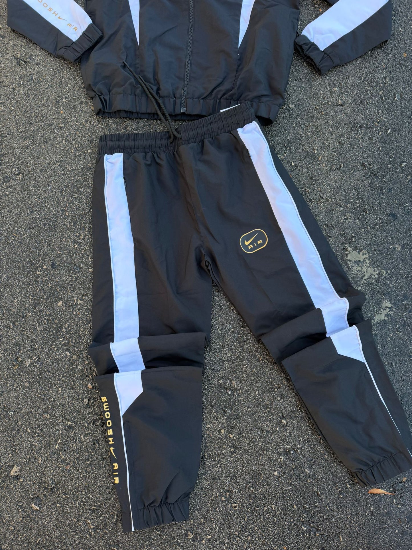 Chandal nike air negros detalles blancos logo dorado contorno negro