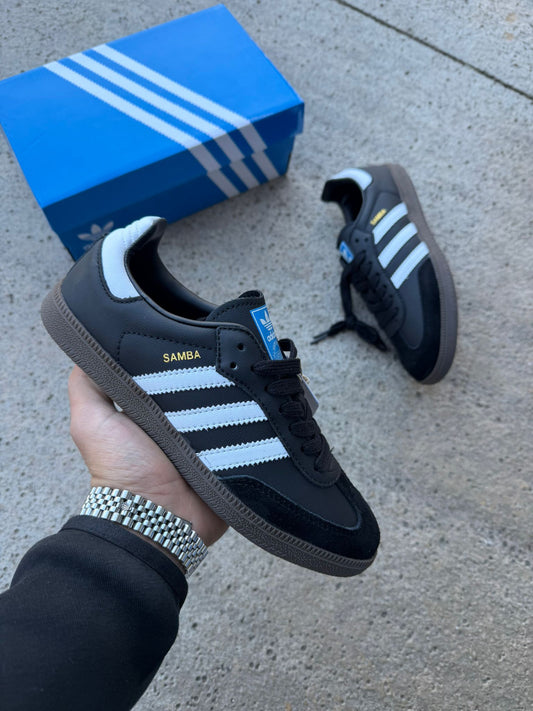 Adidas samba negras logo dorado lineas blancas
