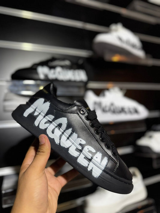 Alexander Mcqueen negras logo blanco graffiti