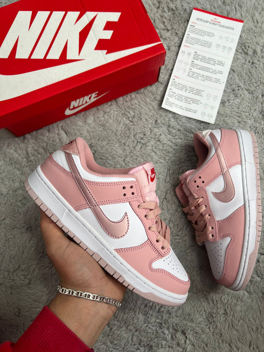 Dunk low rosa y blanca logo brillante