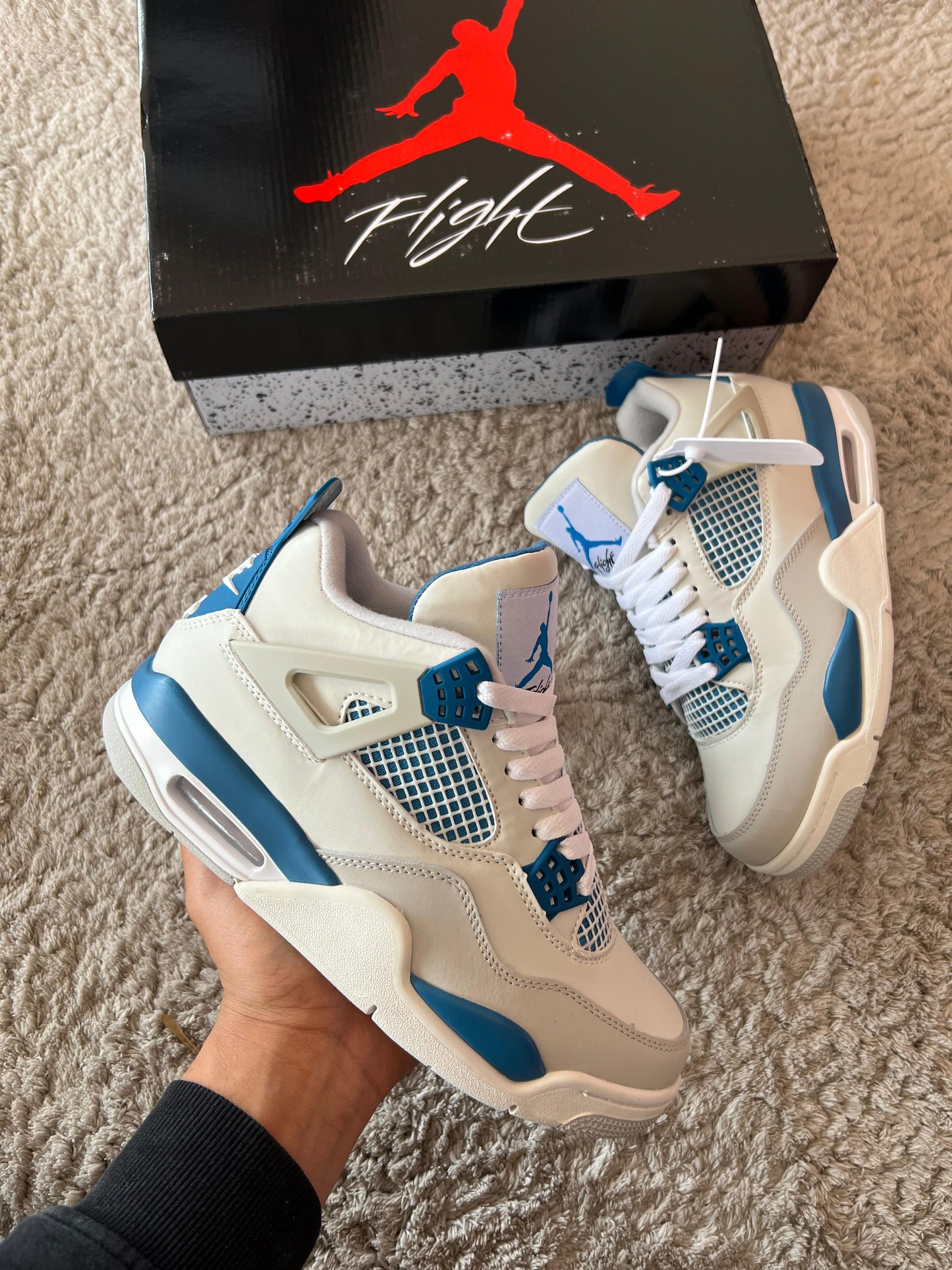 Jordan 4 blancas logo azul