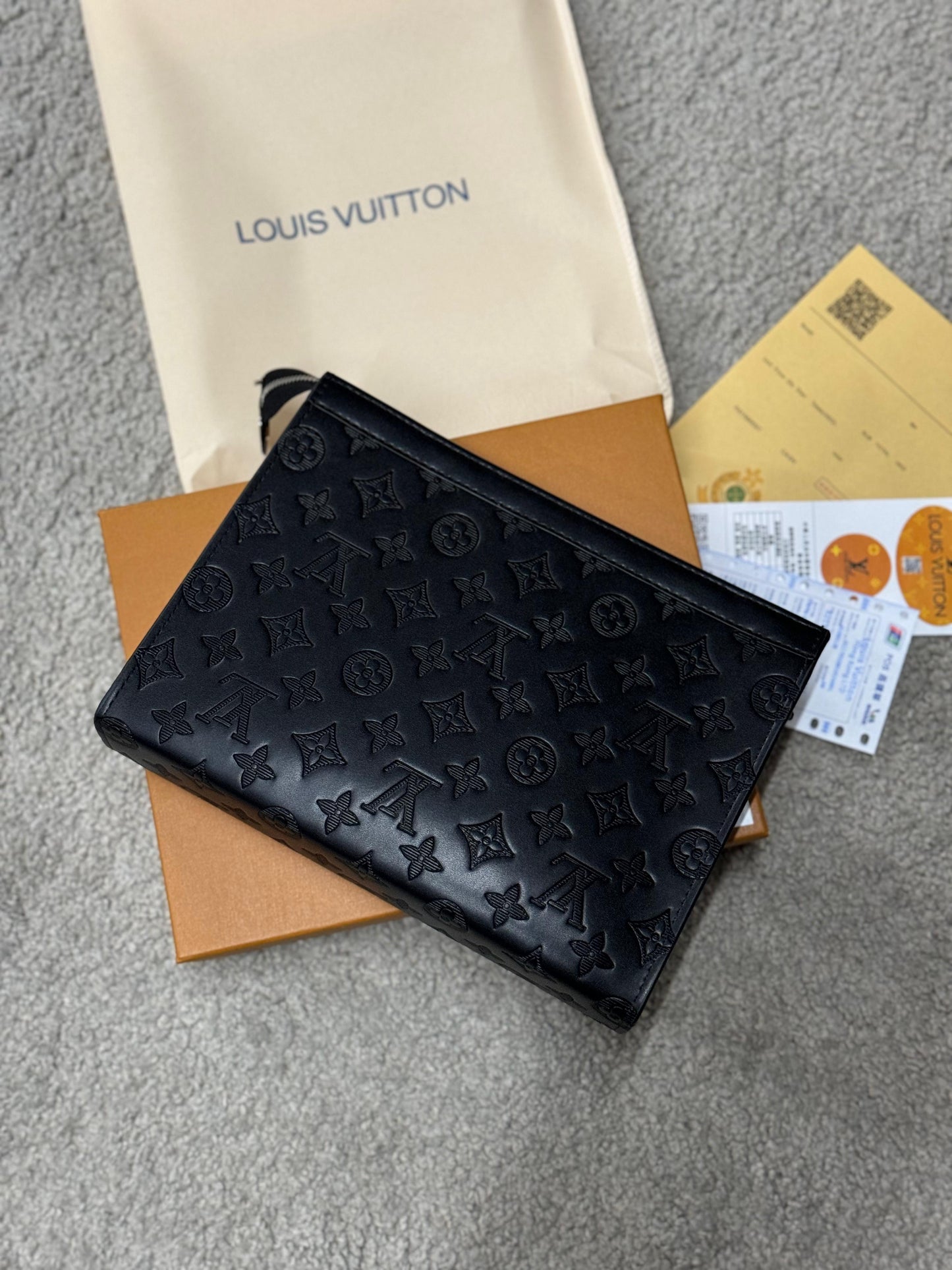 Bolso de mano LV negro logos