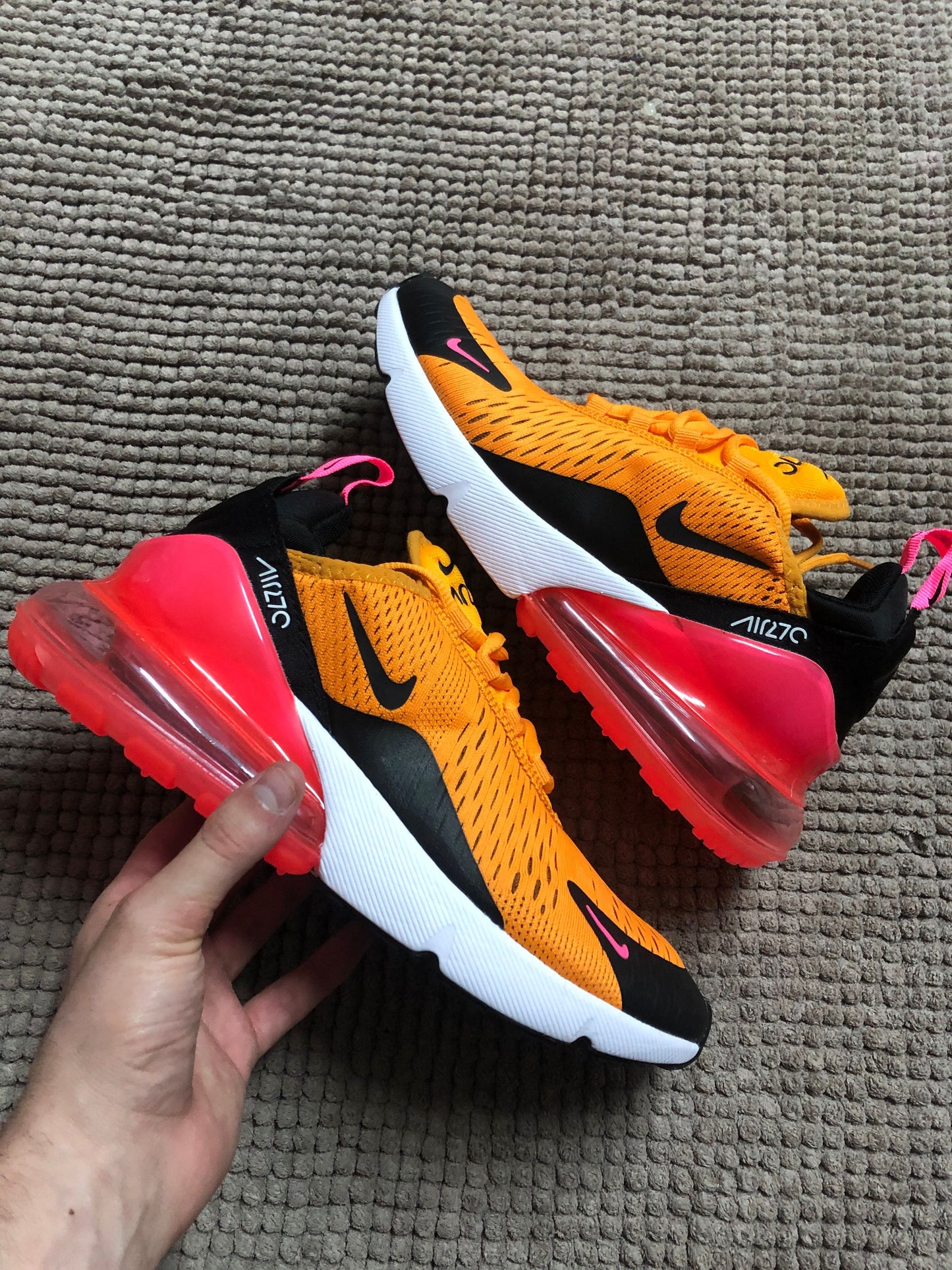 Air max 270 naranja logo negro