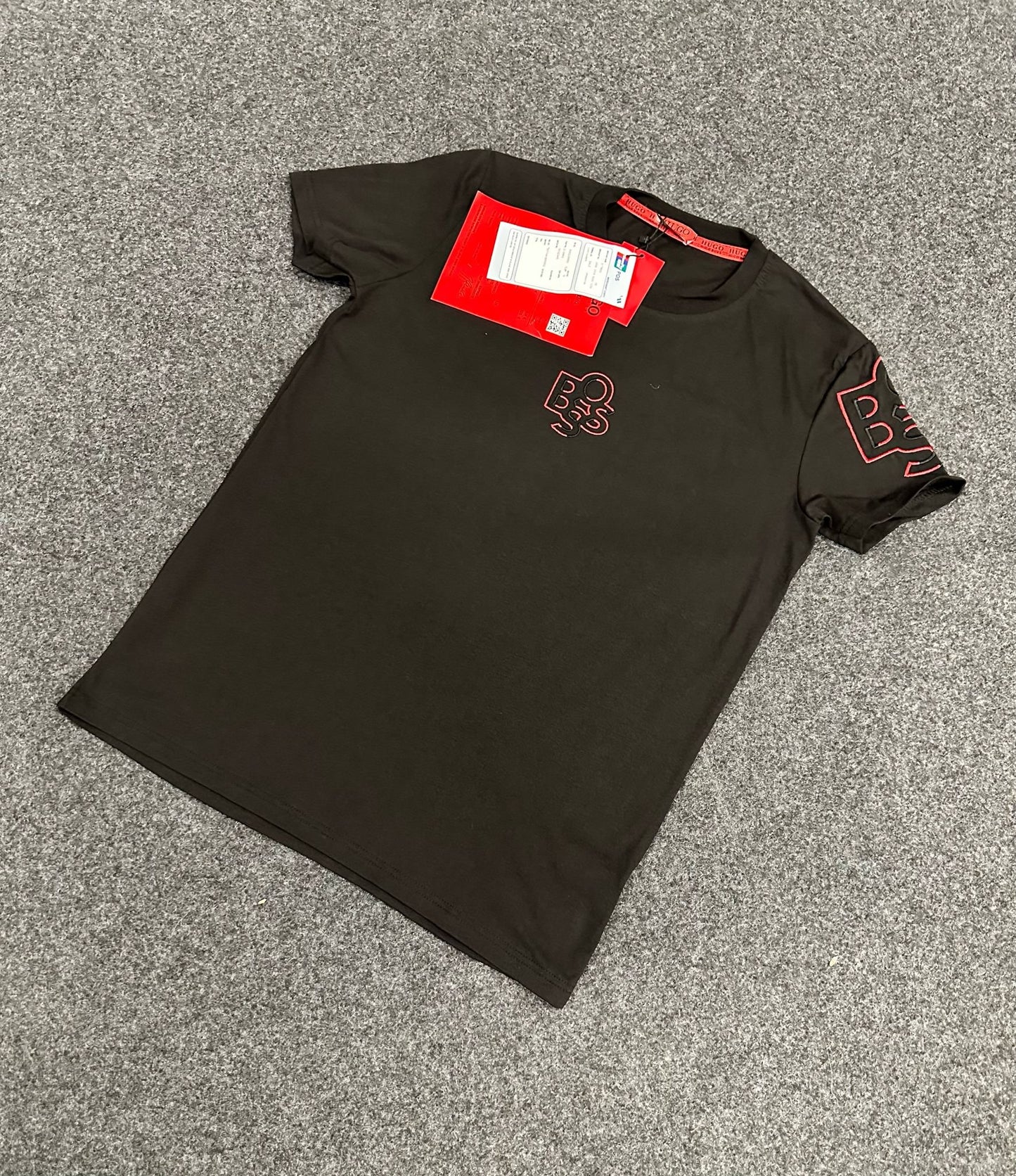 Camiseta hugo boss negro logo rojo