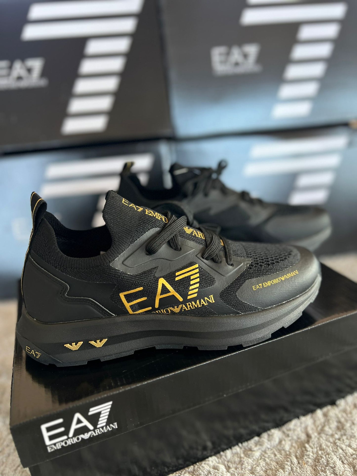 Armani negras logo dorado