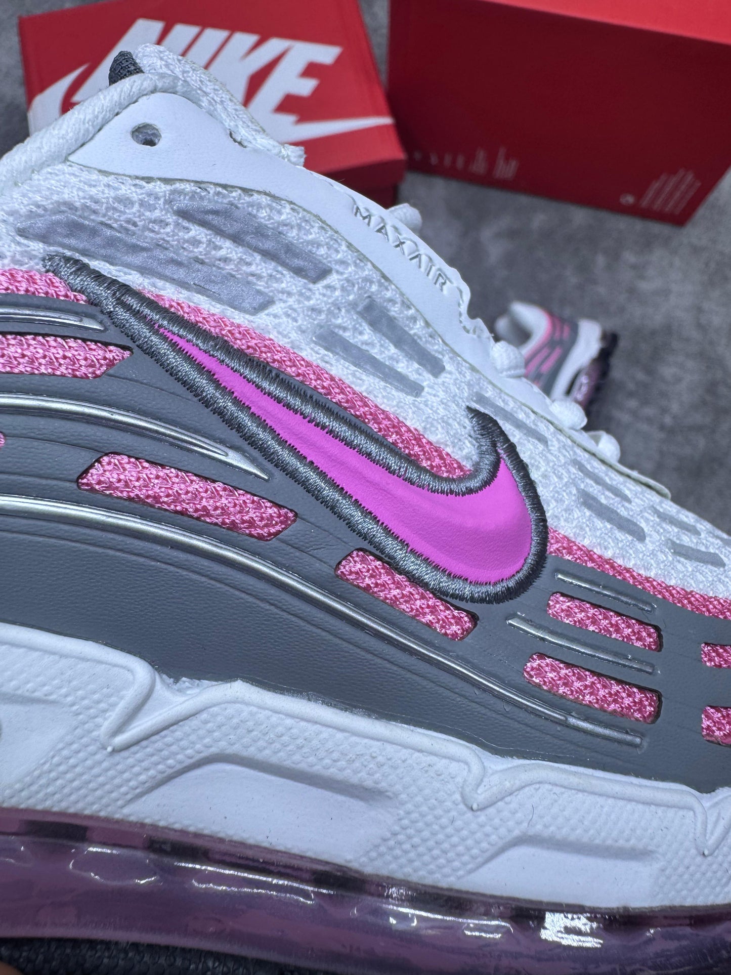 Nike Air max TL blancas y grises logo rosa contorno gris