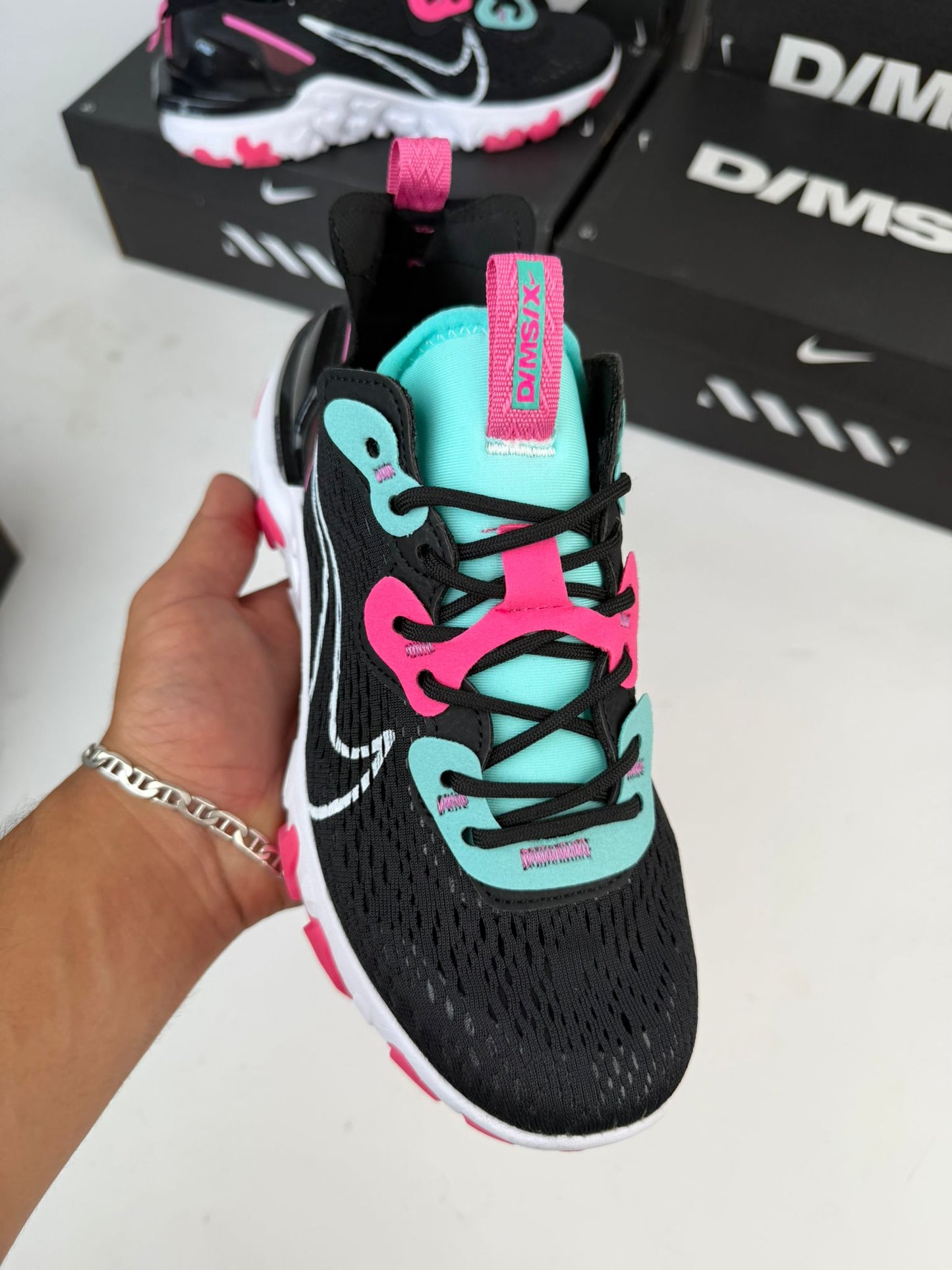 Nike react vision negras logo blanco detalles rosas