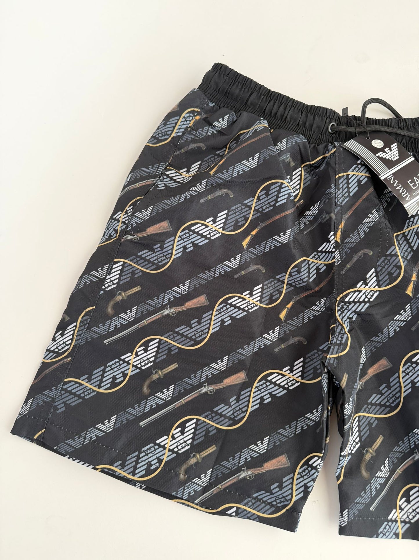 Pantalon Corto Armani negro logos grises detalles dorados