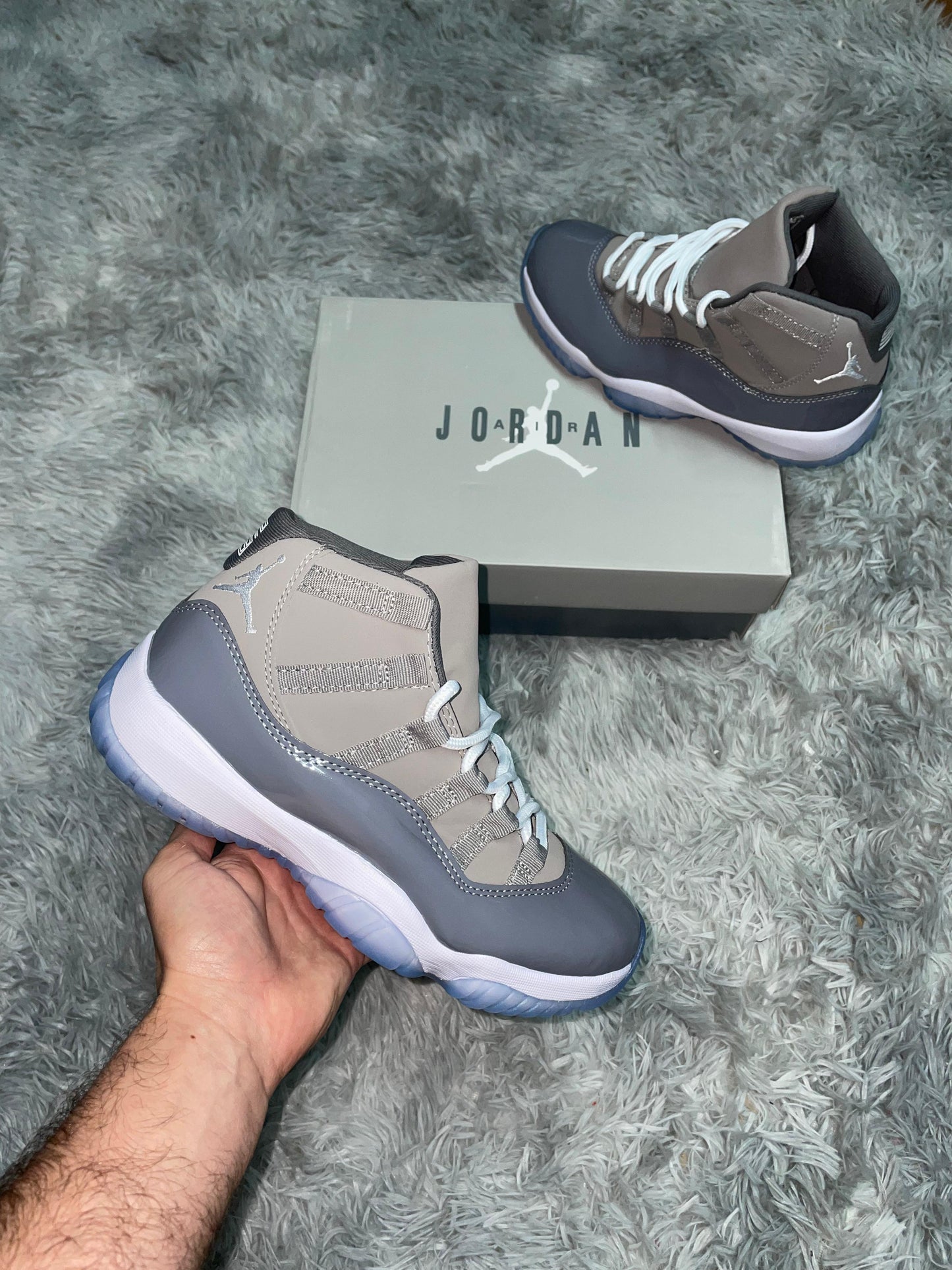 JORDAN 11 GRIS LOGO BLANCO