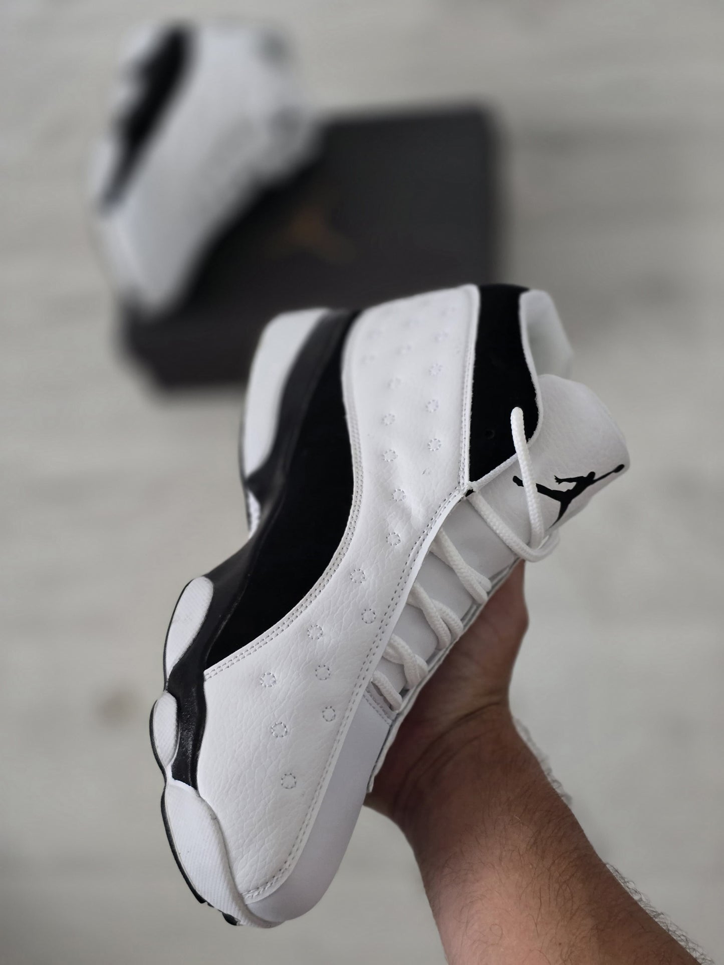 Jordan 13 blanca suela negra