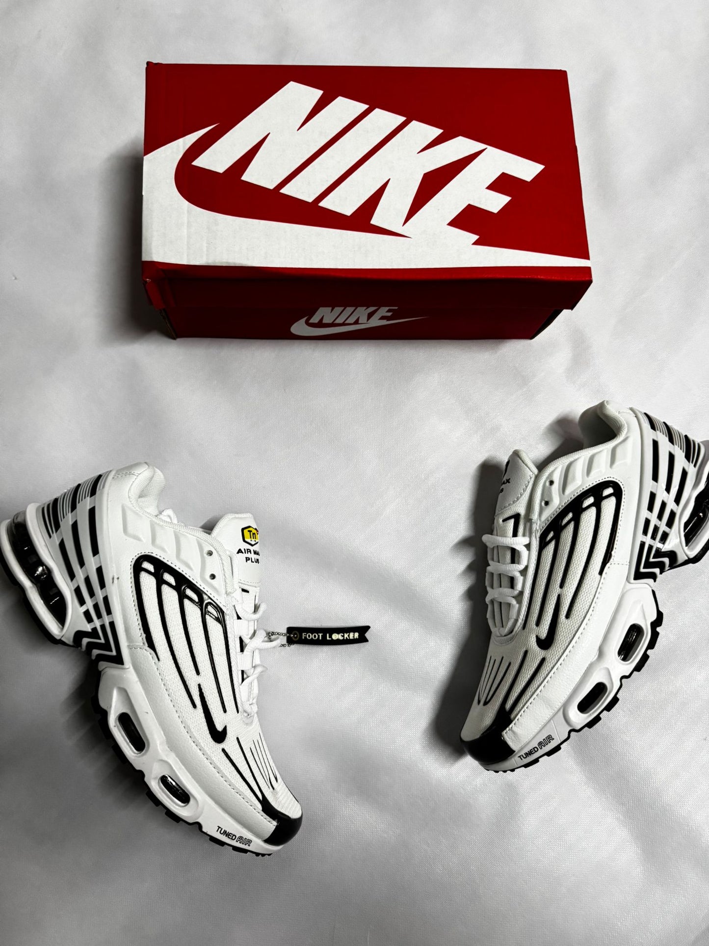 TN Tunned blancos detalles negros logo negros