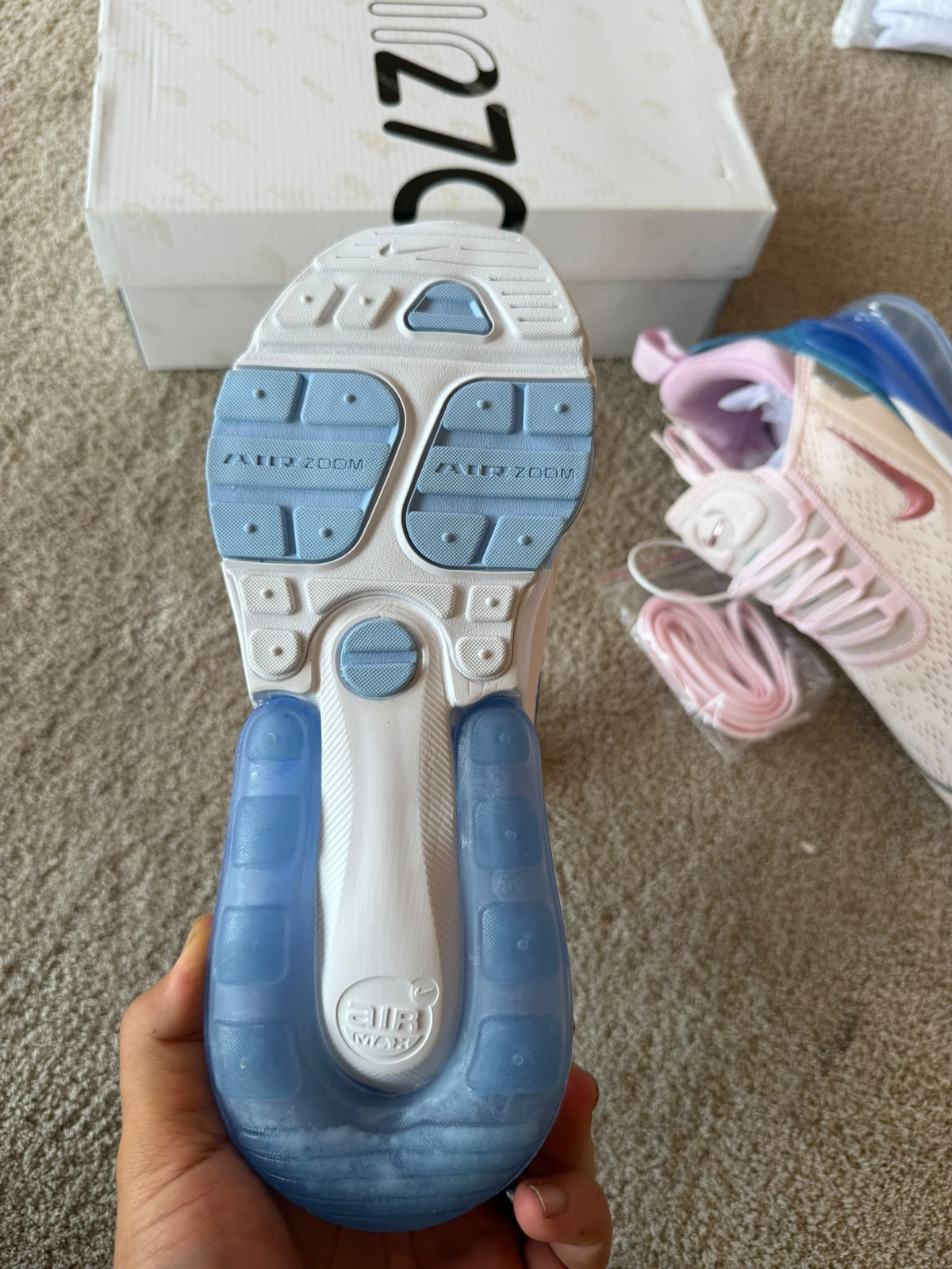 Air max 270 logo rosa detalles azules