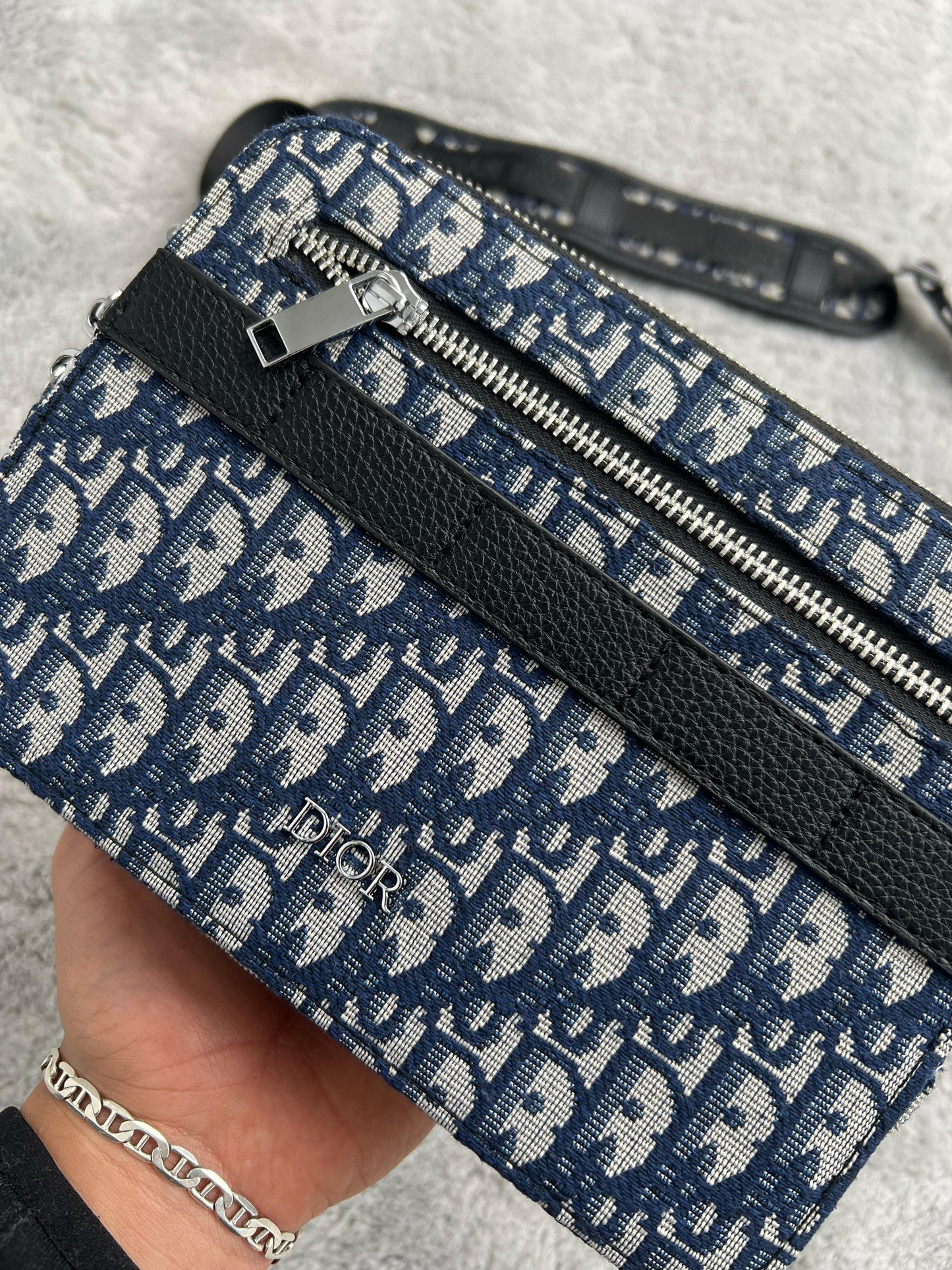 BANDOLERA DIOR azul y blanca logo plateado cremallera mitad
