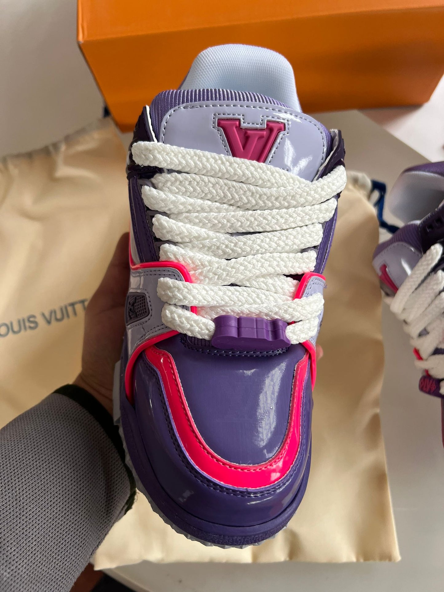 LV Trainer moradas y negras detalles blancos