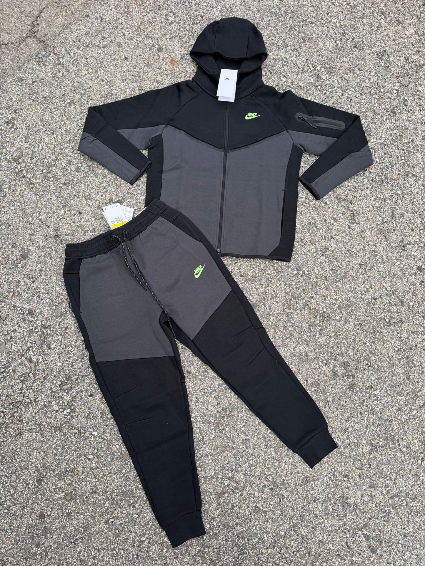 Chandal Nike tech negro y gris logo verde