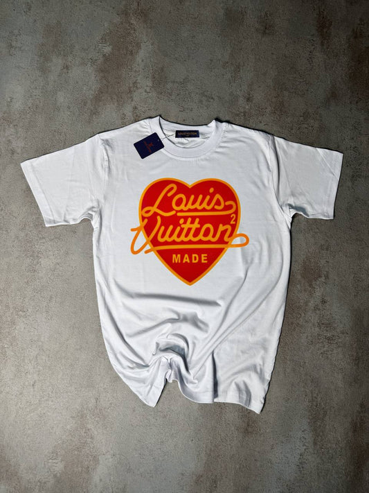 Camiseta LV blanco logo coraozn rojo y amarillo