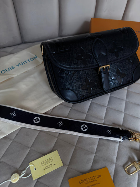 Bolso LV negro logo dorado