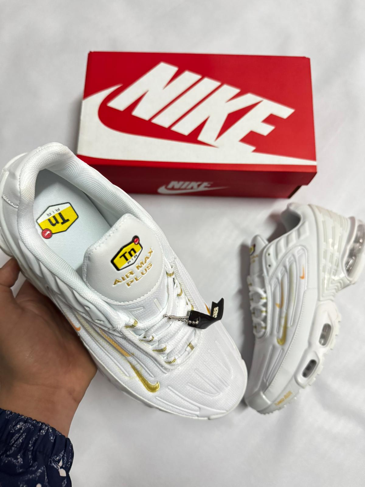 TN Tunned blancos detalles naranjas logo amarillo