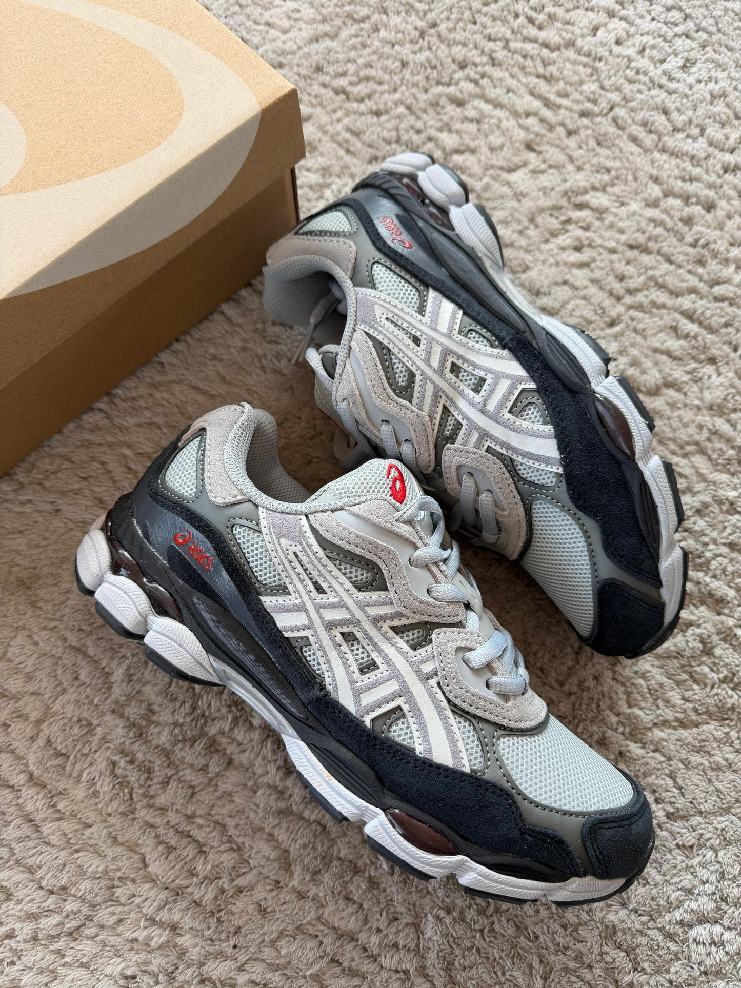 ASICS GEL-NYC grises logo rojo detalles negros