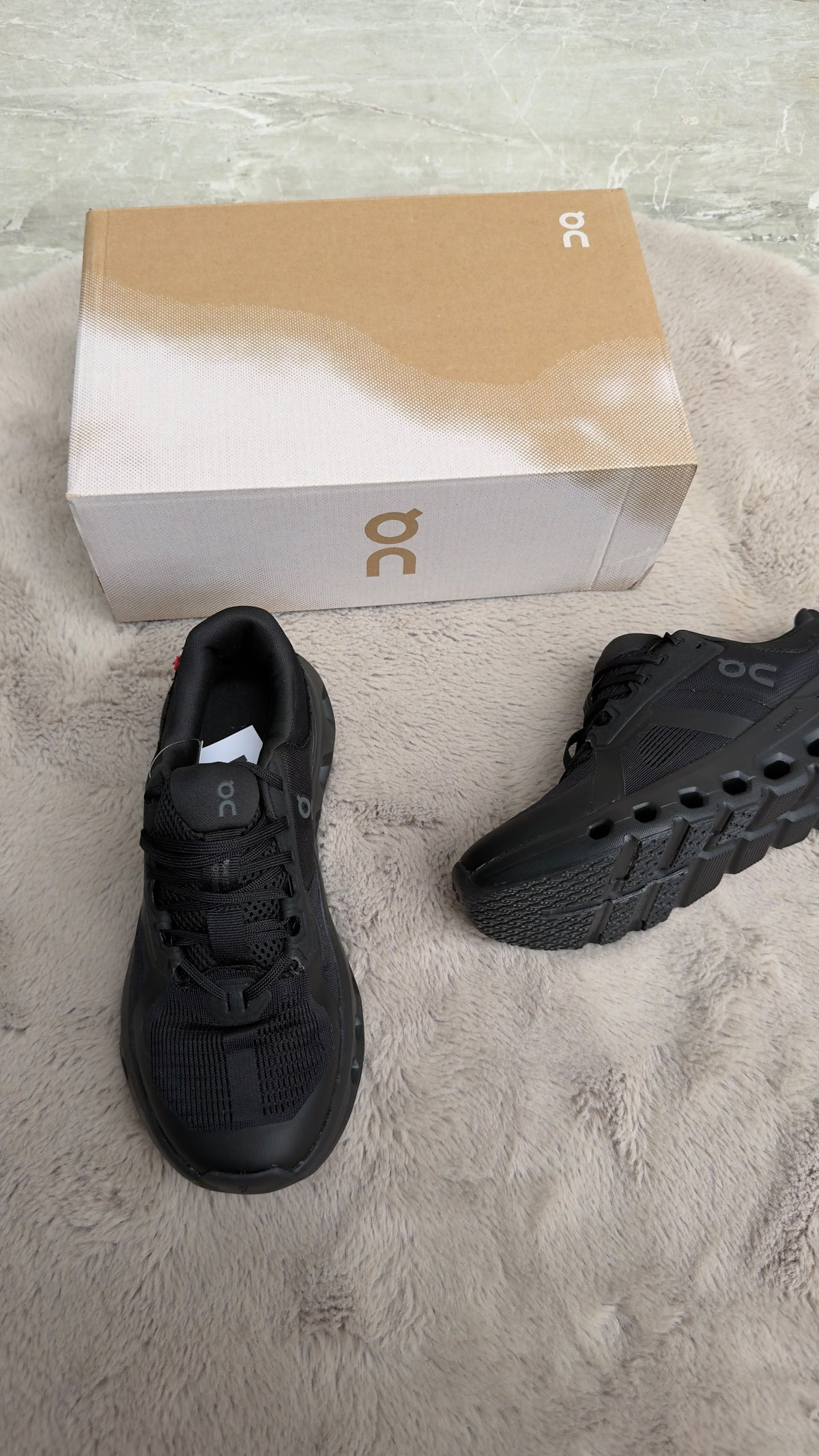 Zapatillas ON negras logo gris