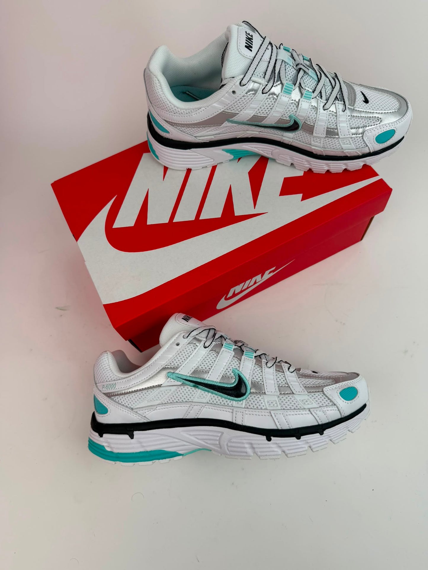 Nike P-6000 blancas detalles grises logo negro contorno azul