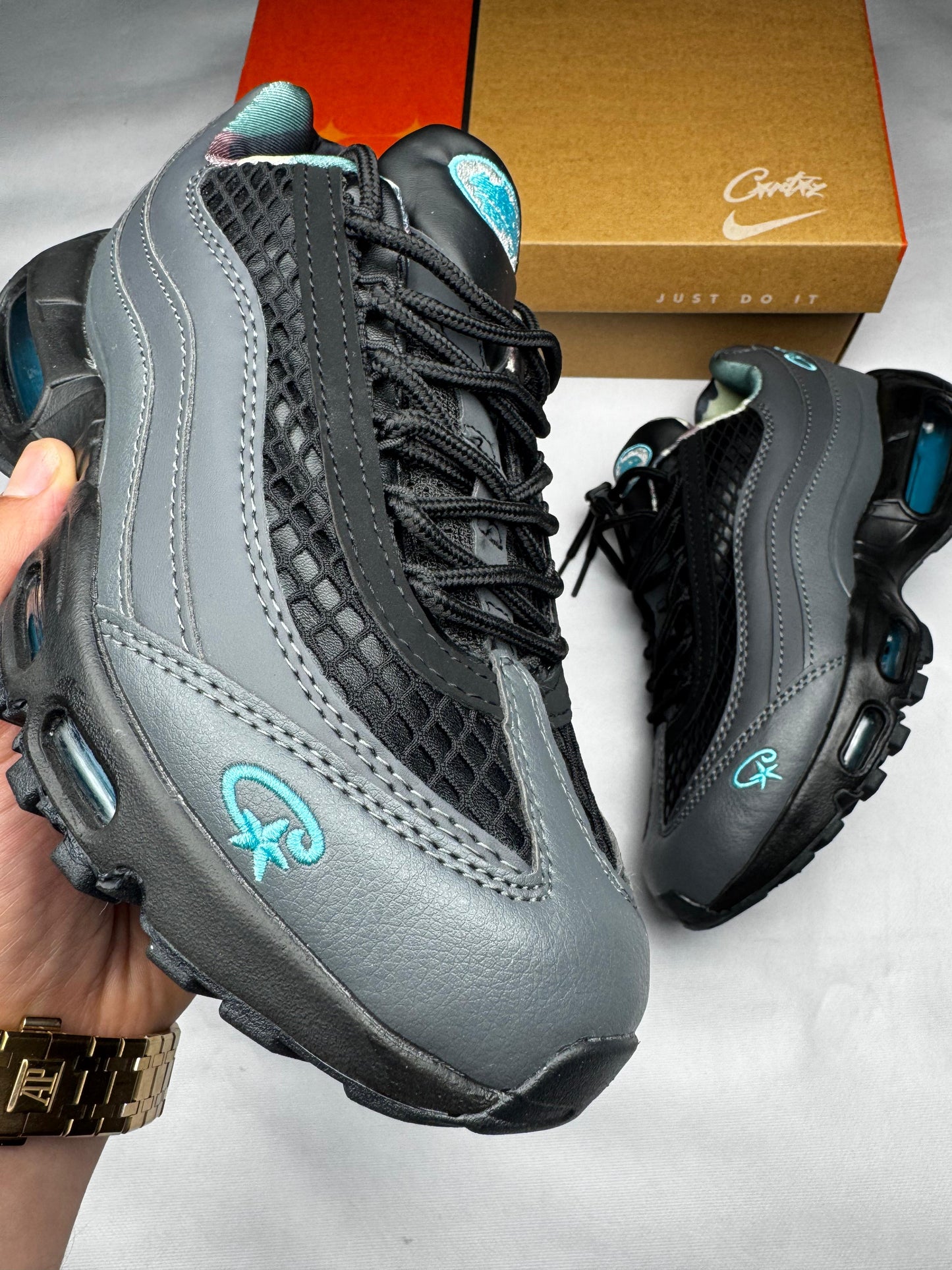 Air max 95 grises x Corteiz logo azul
