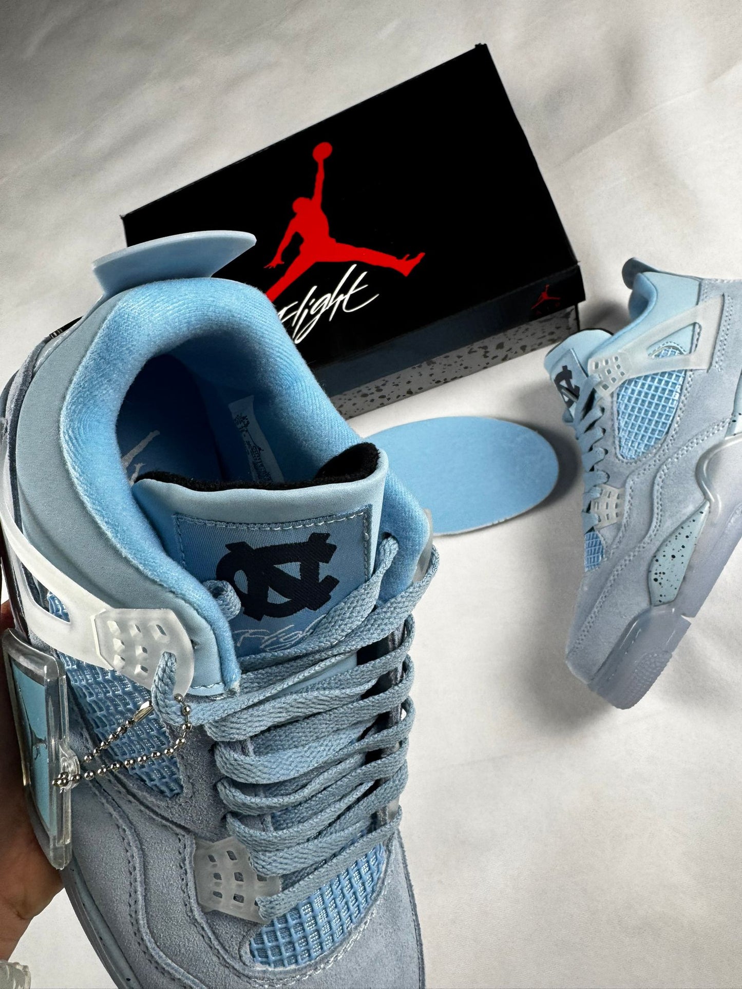 Jordan 4 azul detalles blancos