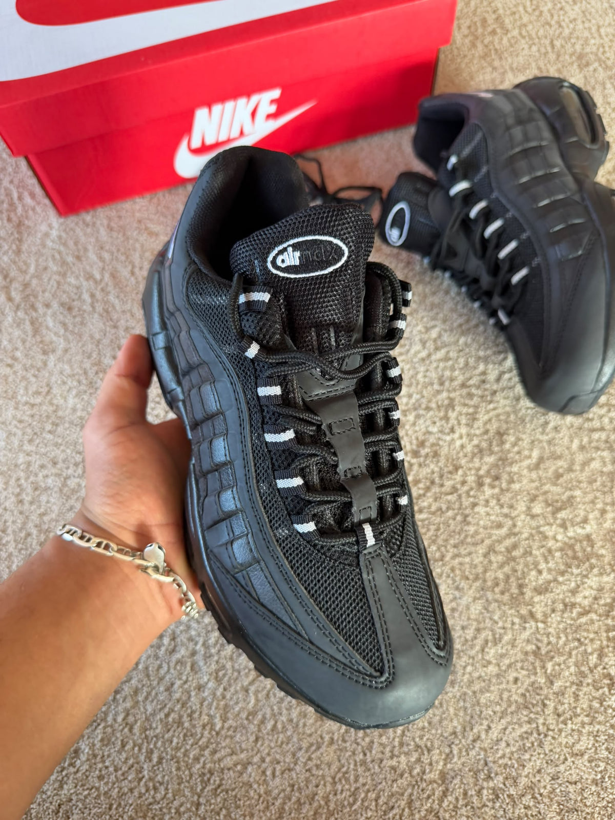 Air max 95 negras logo blanco