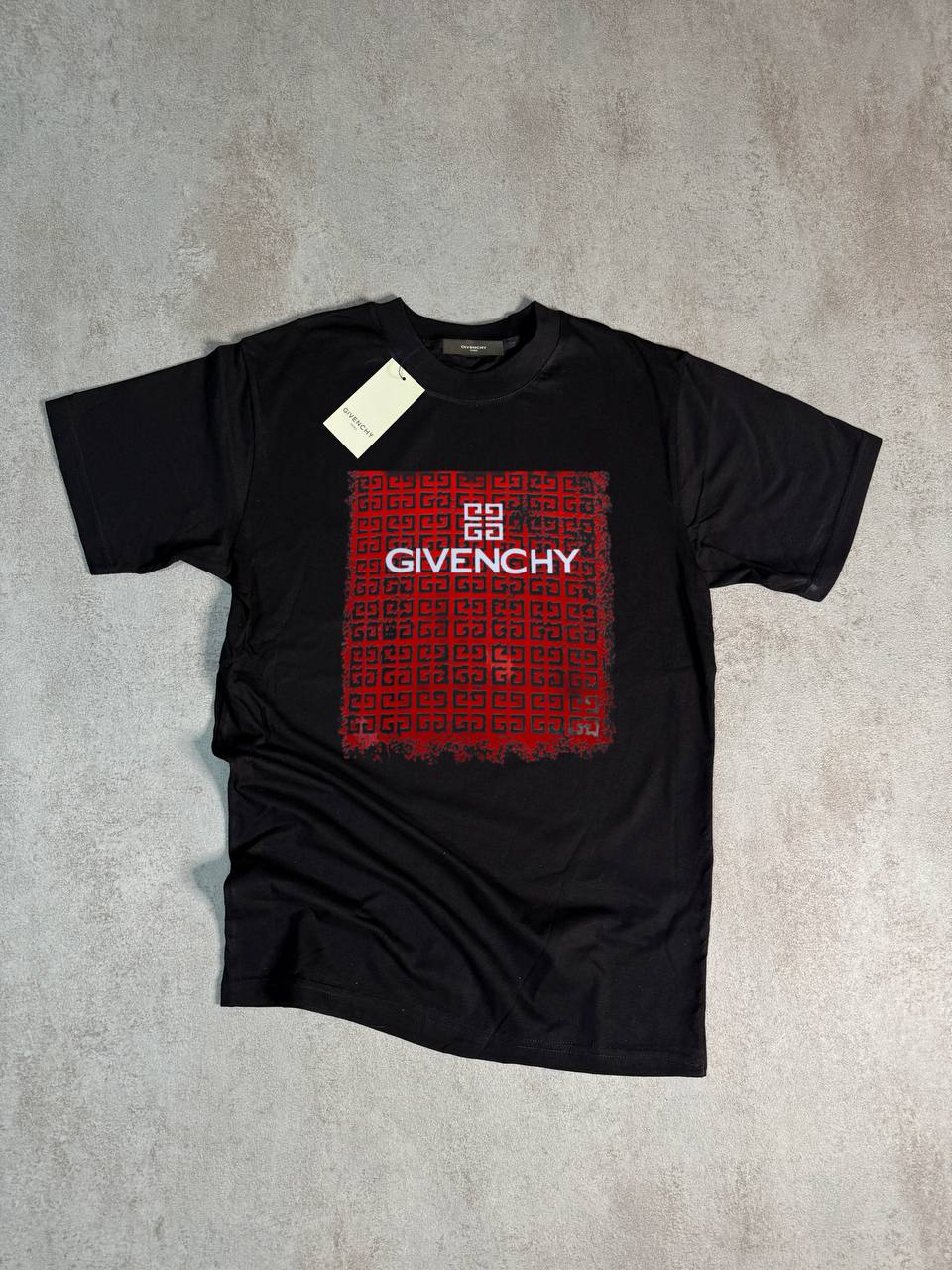 Camiseta Givenchy negro logo blanco figuras rojas