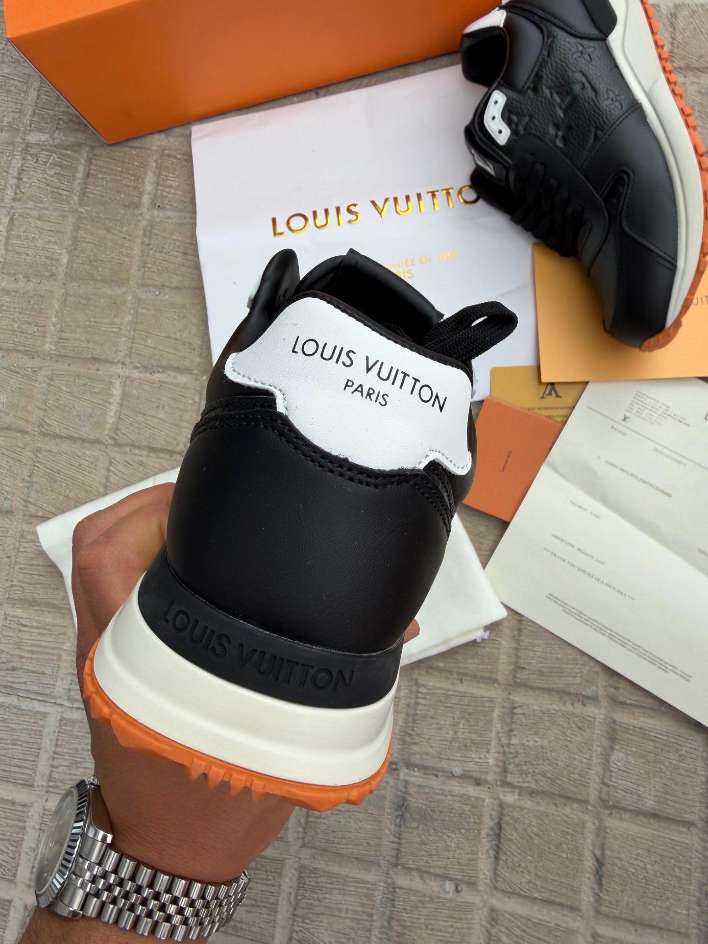 LV Run Away negras detalles blancos
