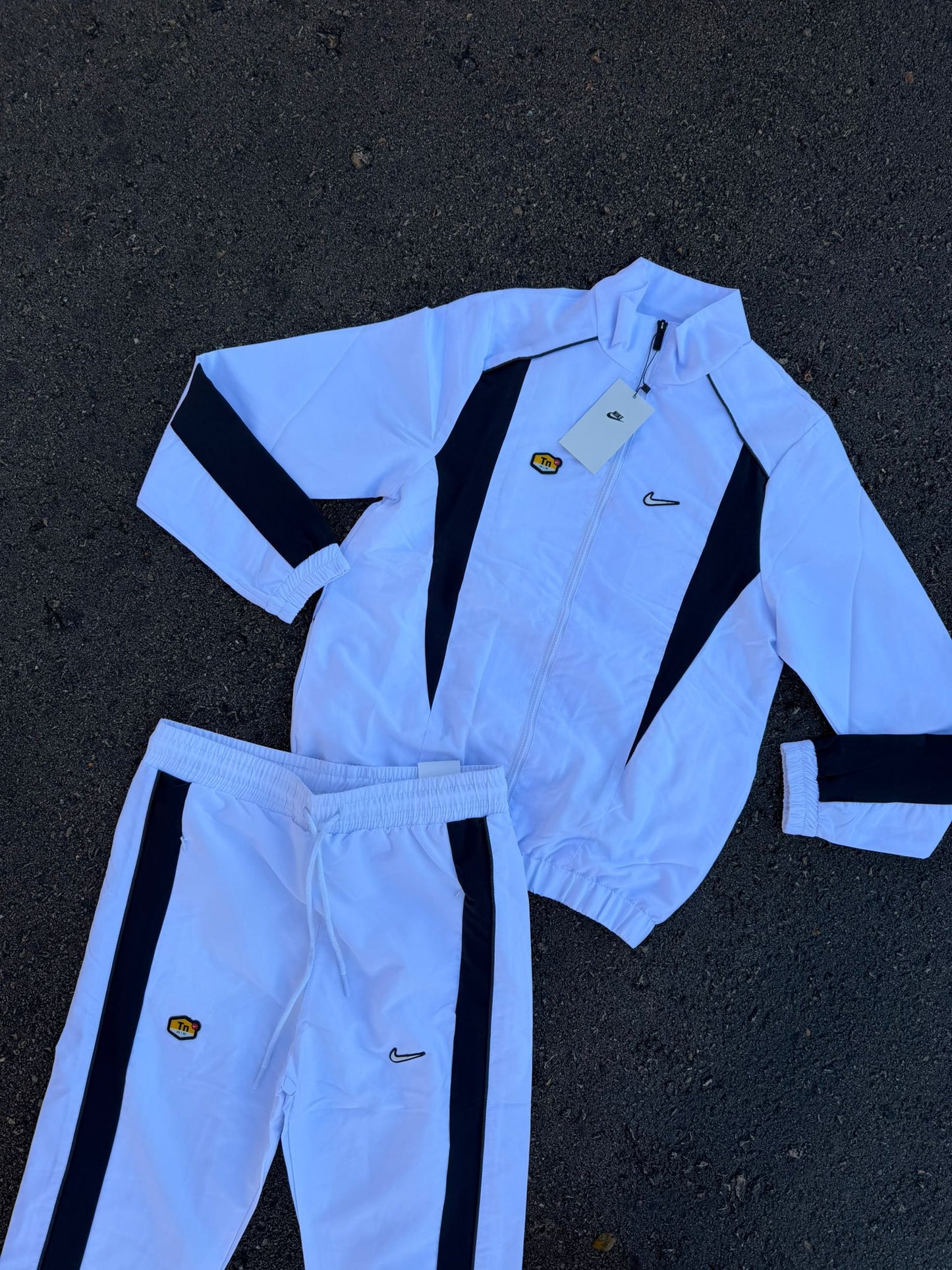 Chandal nike blanco y negro logo blanco contorno negro