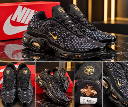 NIKE TN negras detalles blancos logo abeja