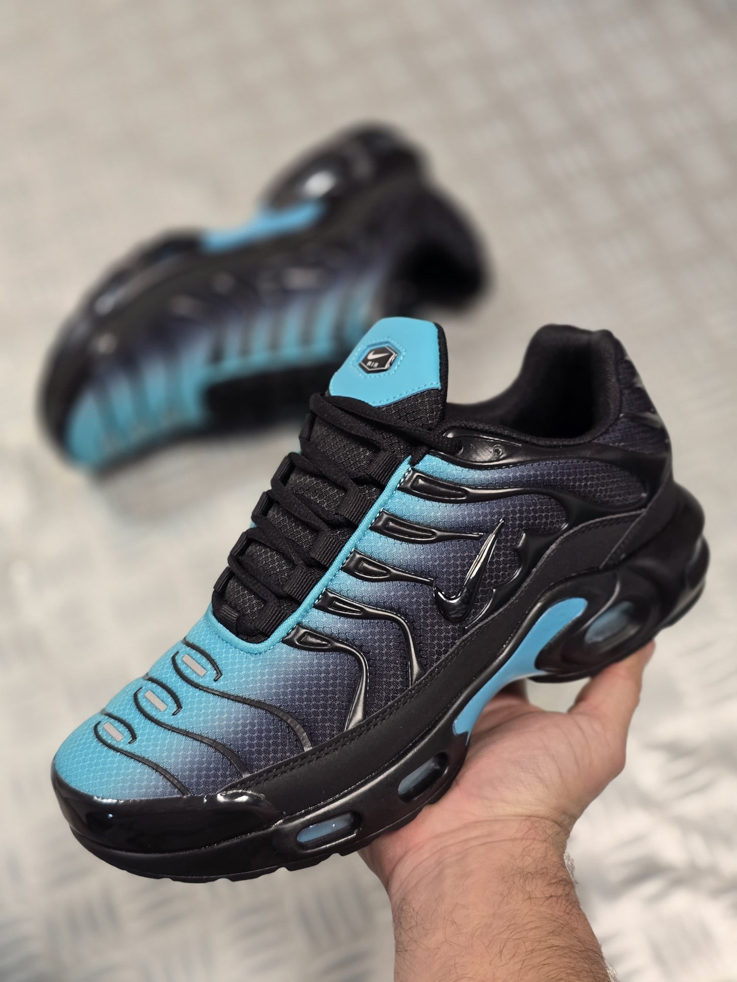 Tn negra con azul aqua