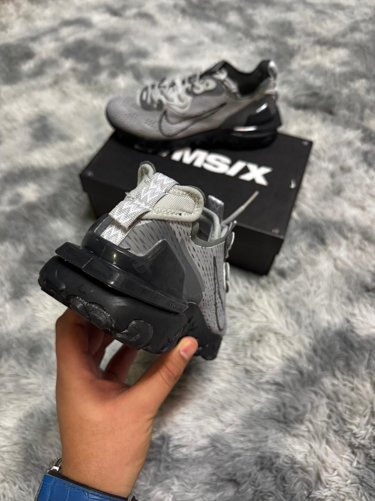 React vision grises contorno negro