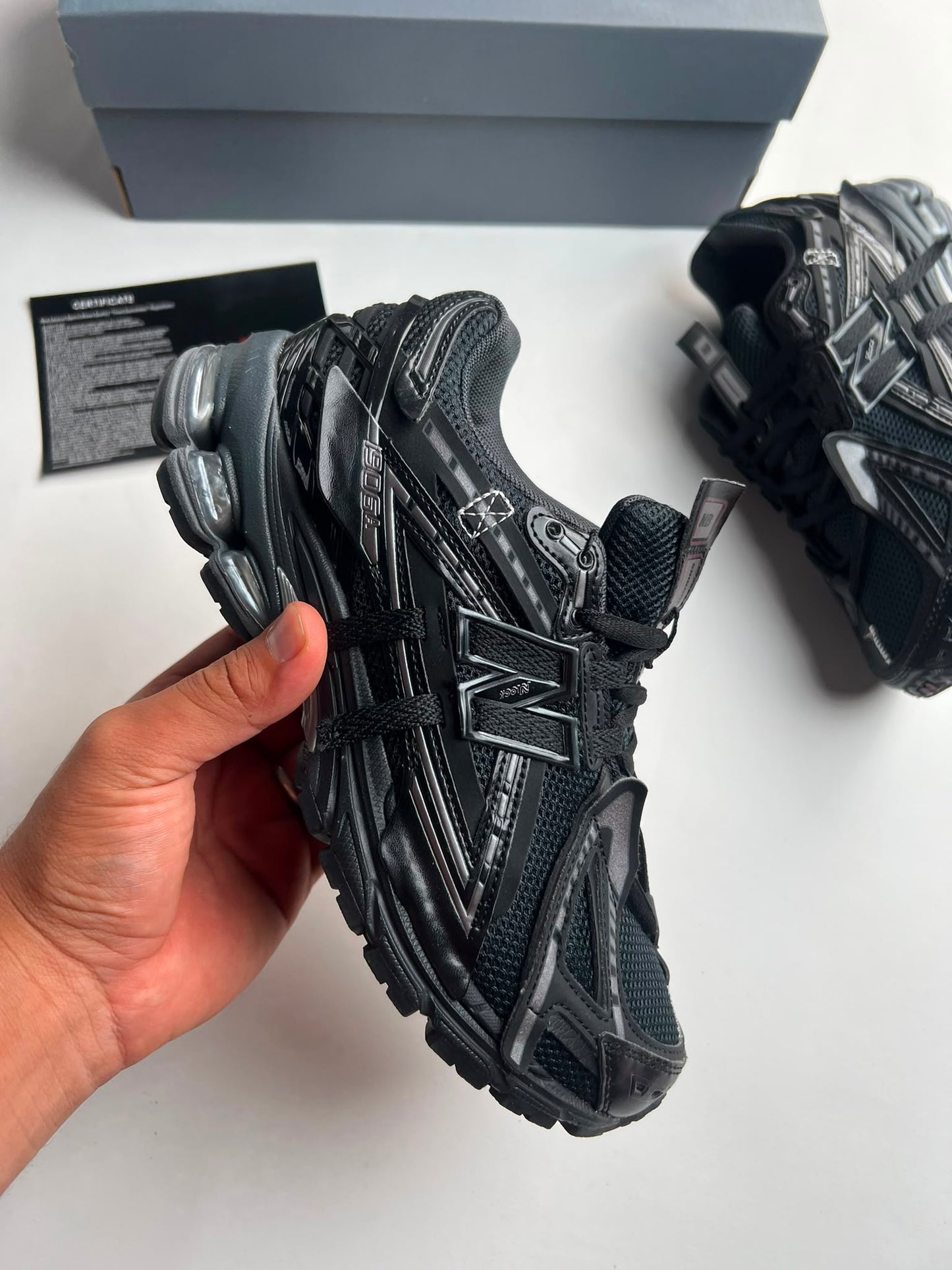 New Balance 1906A negro detalles grises