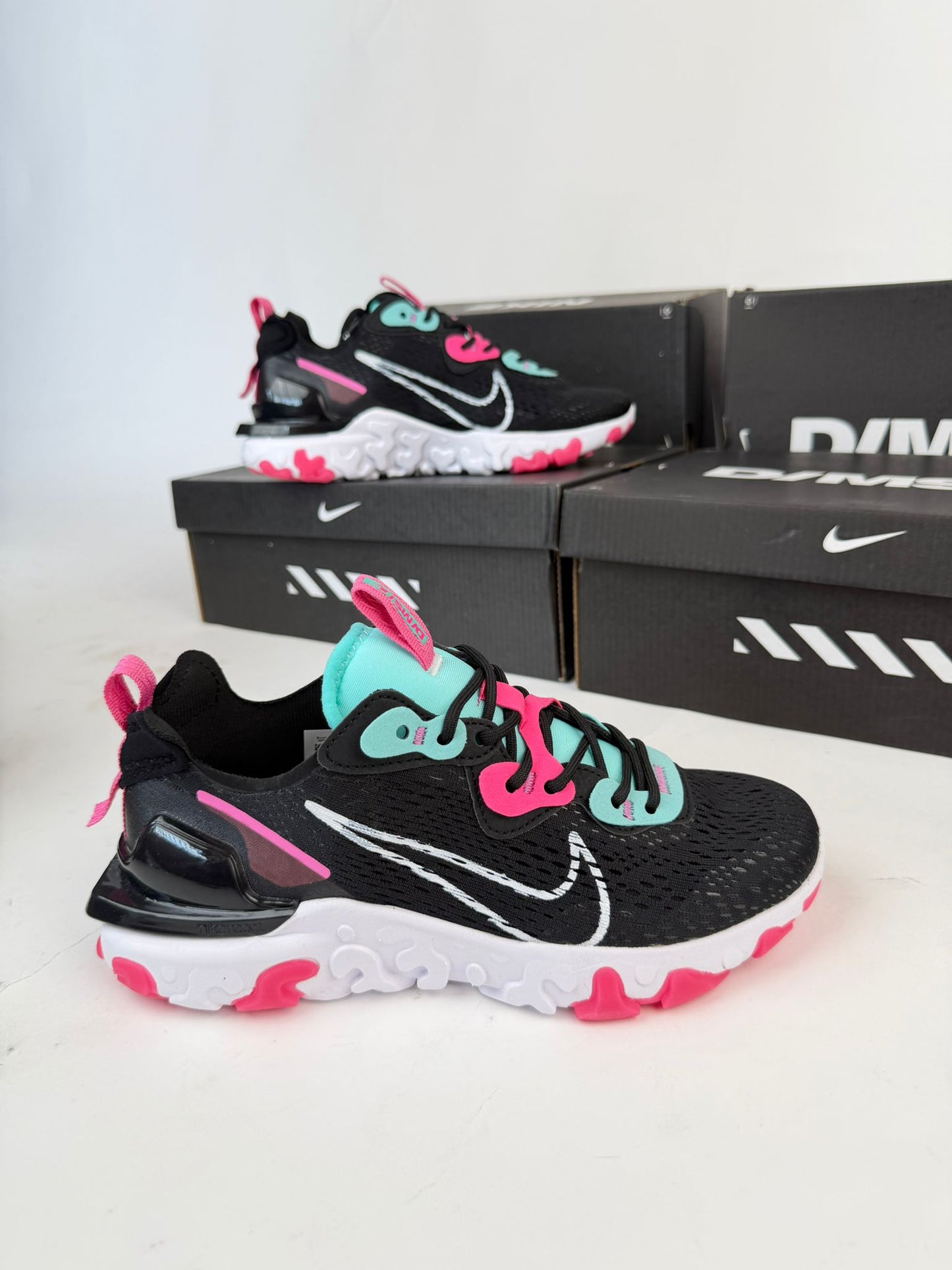 Nike react vision negras logo blanco detalles rosas