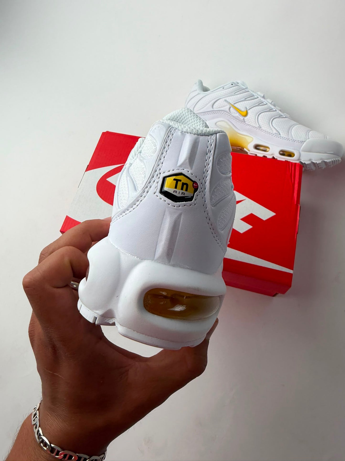 Tn blancas logo amarillo