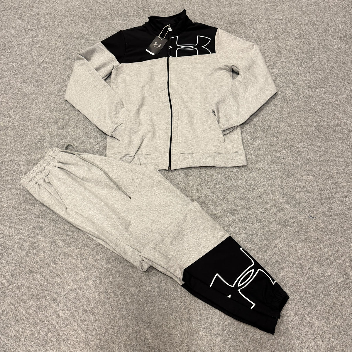 Chandal under armour gris y negro logo blanca