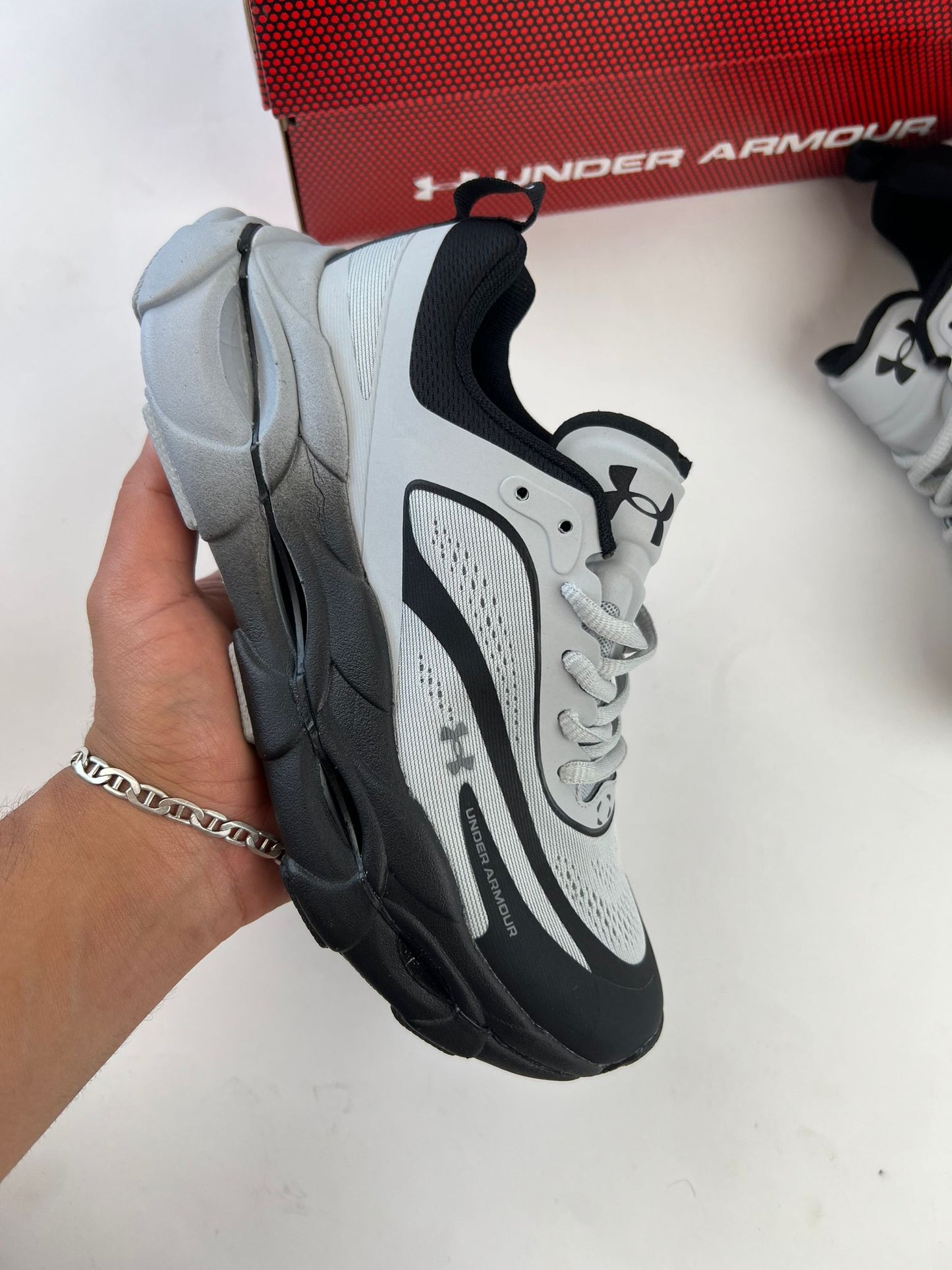 UNDER ARMOUR UA HOVER REACTOR grises detalles negros