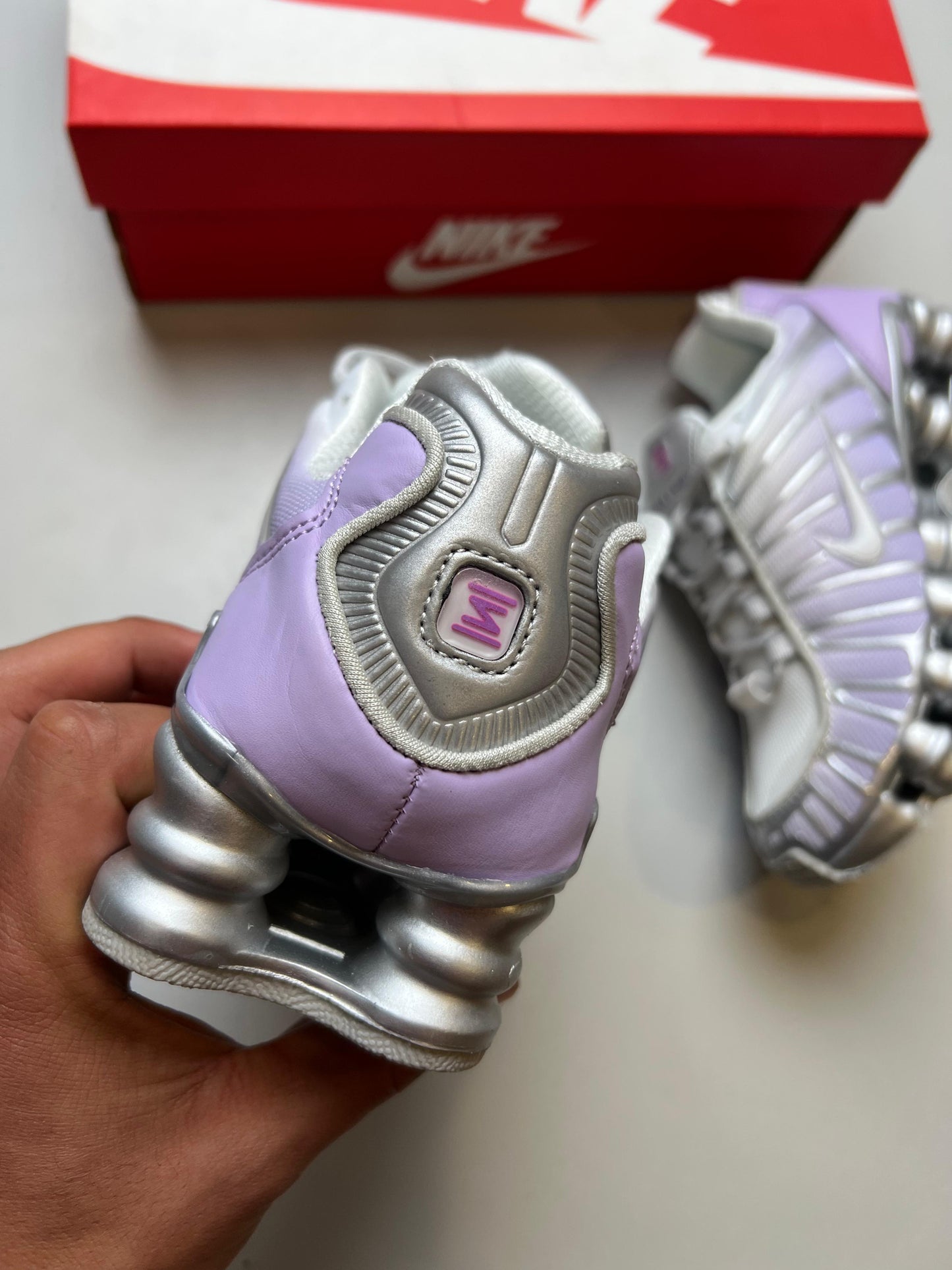 Shox plateadas y moradas logo blanco contorno plateado