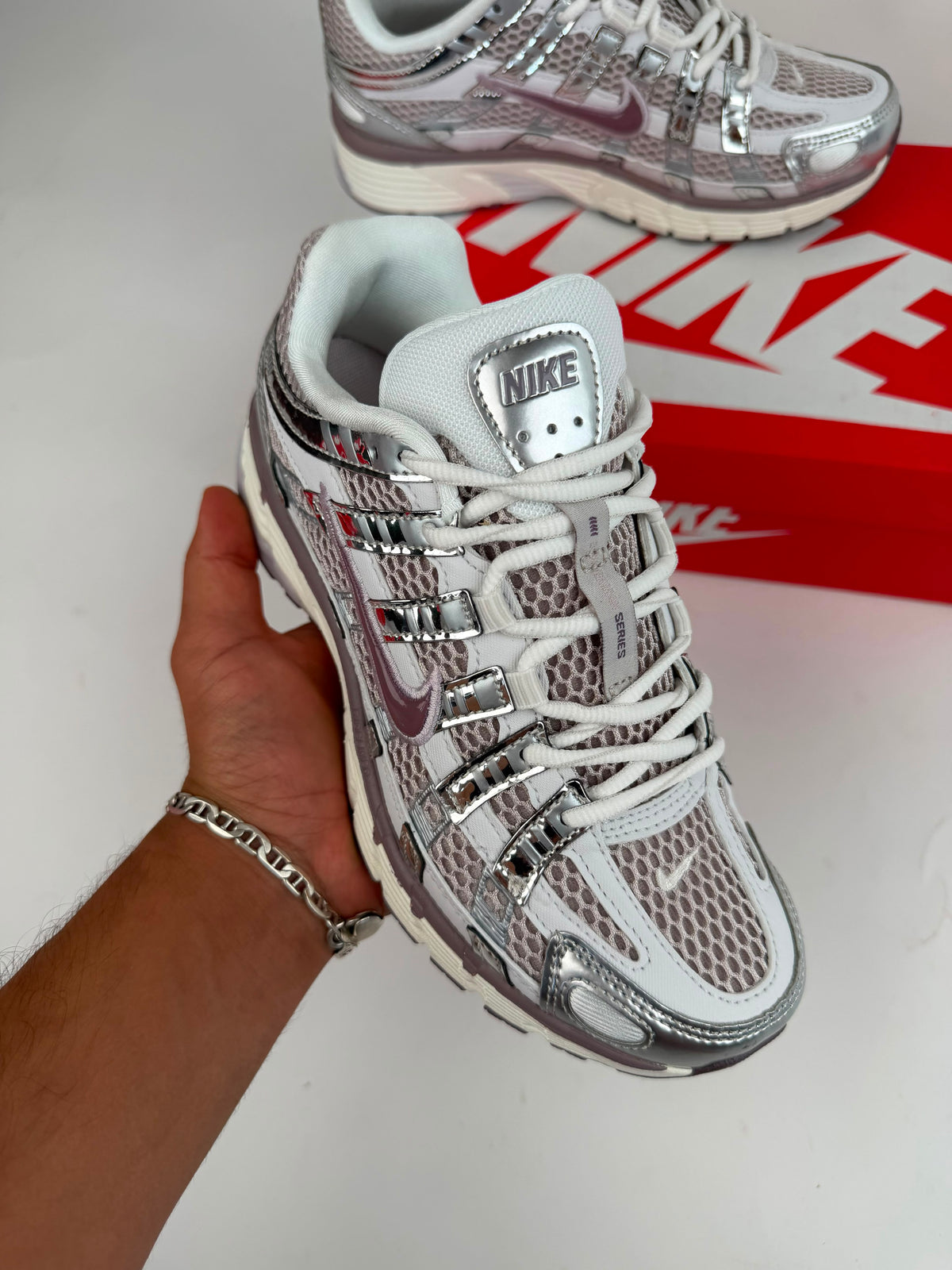 Nike P-6000 grises y blancas logo morado