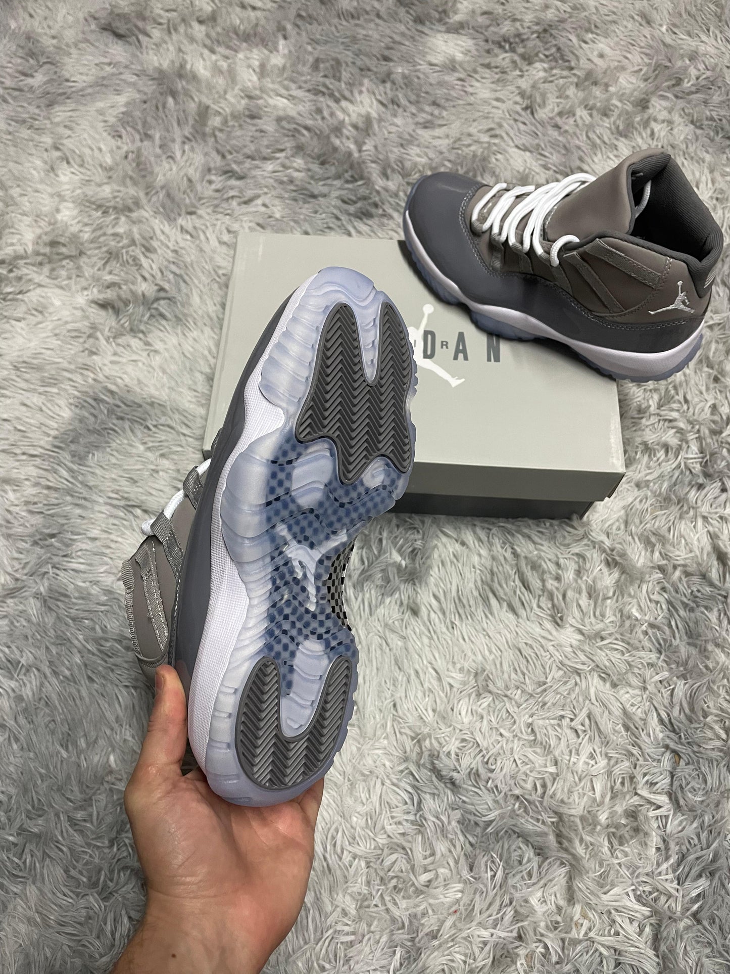 JORDAN 11 GRIS LOGO BLANCO